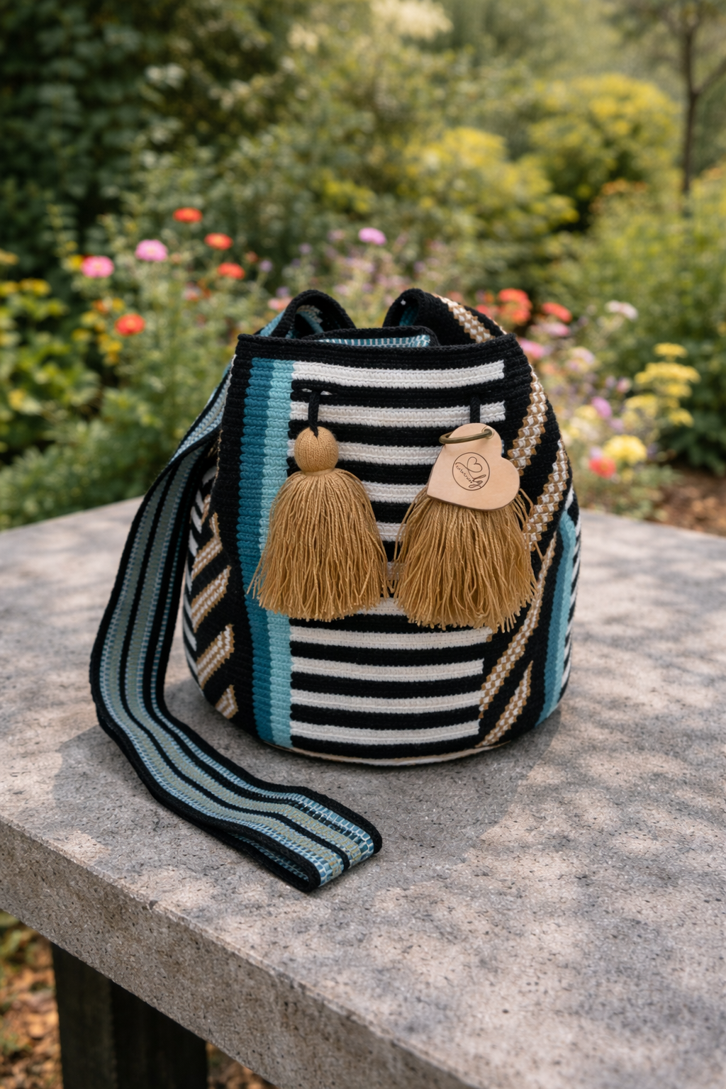 Handgemaakte extra large Wayuu tas van LolaGrace, geweven door Wayuu artisans in La Guajira, Colombia