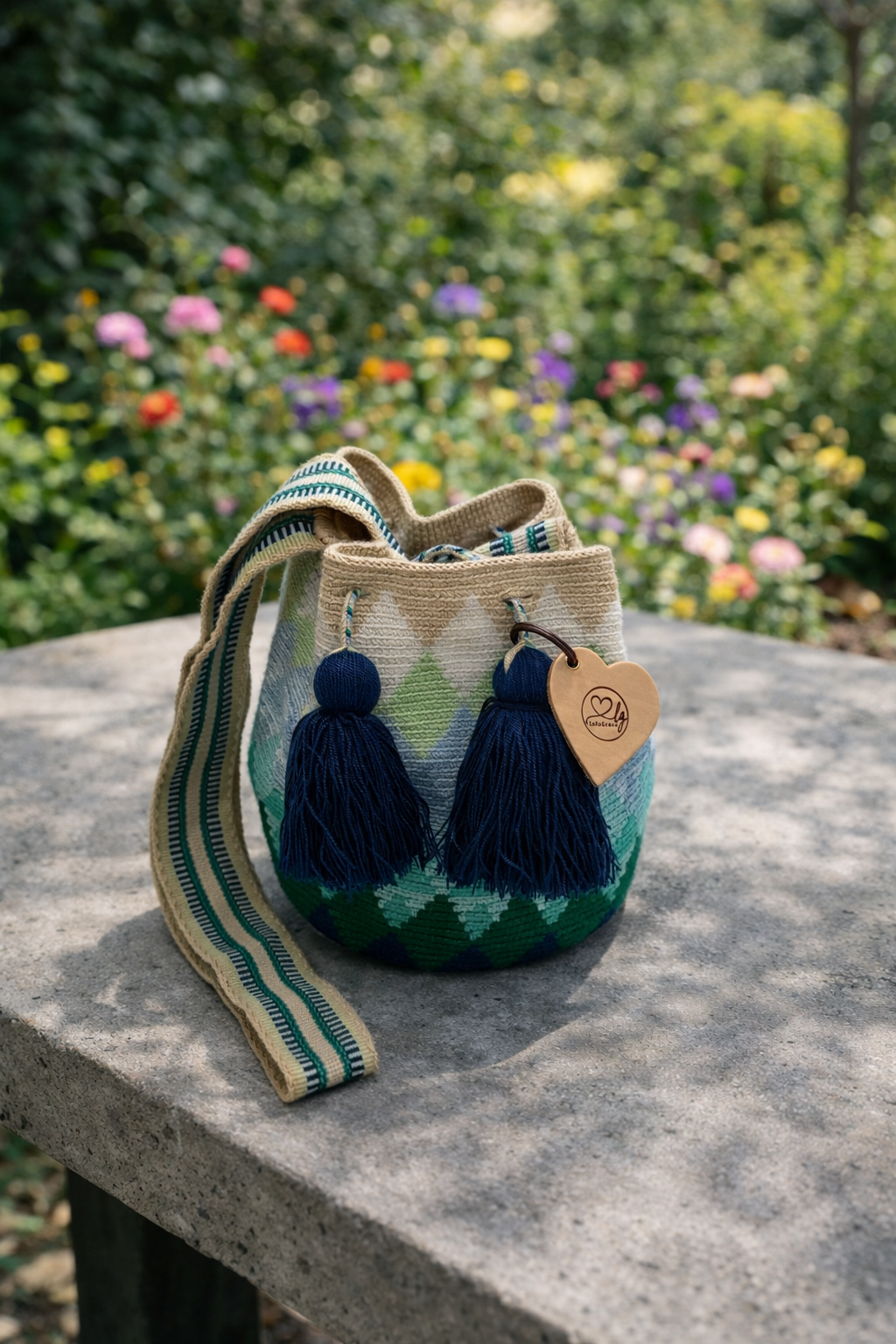 Handgemaakte medium Wayuu tas van LolaGrace, geweven door Wayuu artisans in La Guajira, Colombia