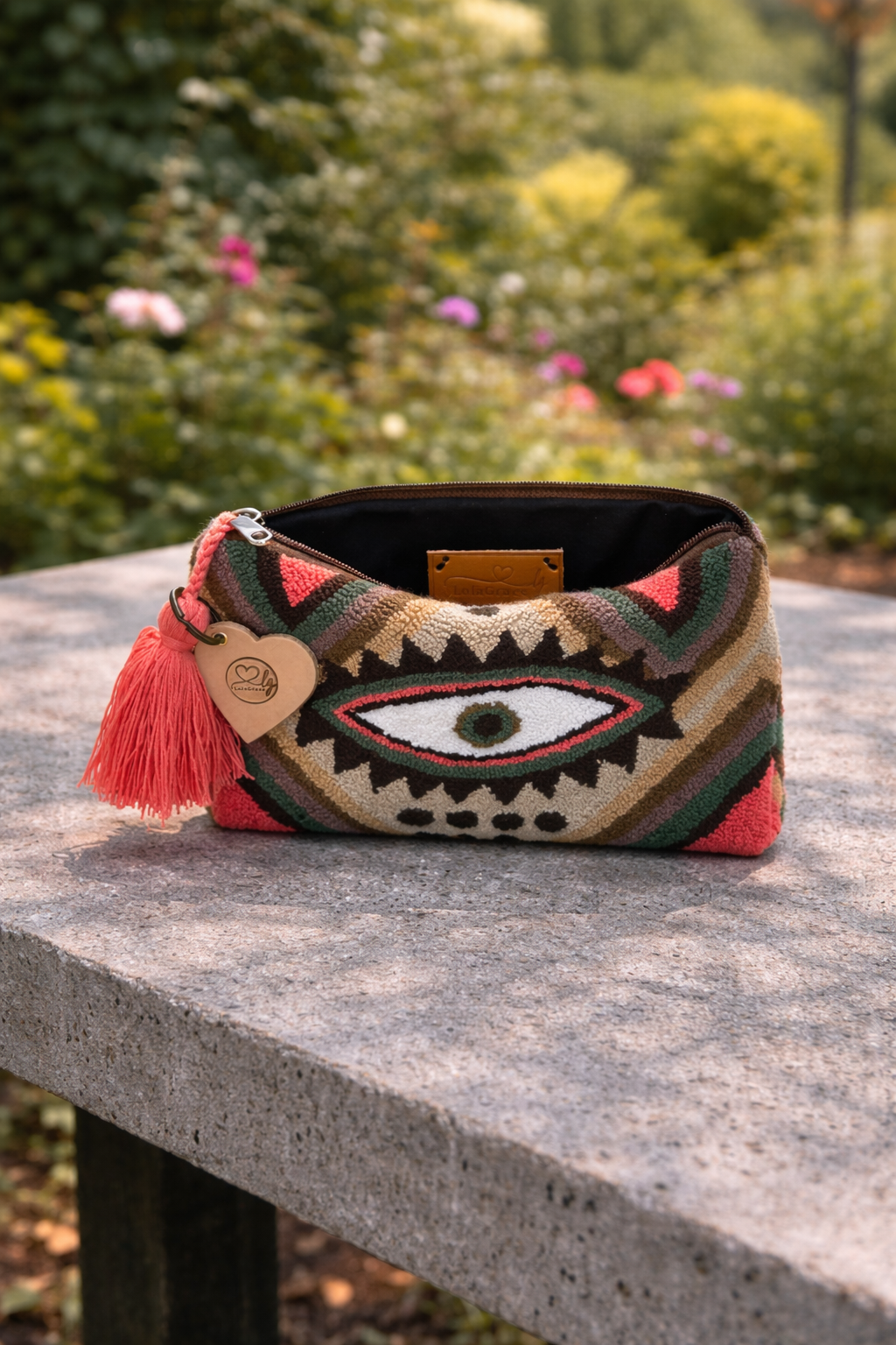 Handgemaakte Wayuu clutch van LolaGrace, geweven door Wayuu artisans in La Guajira, Colombia