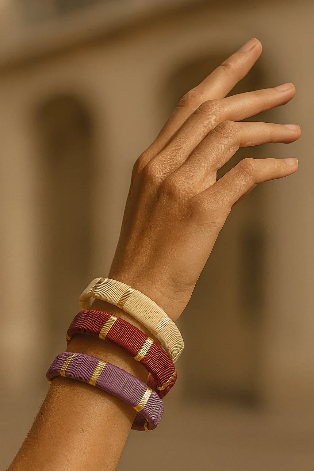 Handgemaakte Lolagrace armbanden met verfijnde details en 24-karaat vergulde accenten uit Colombia.