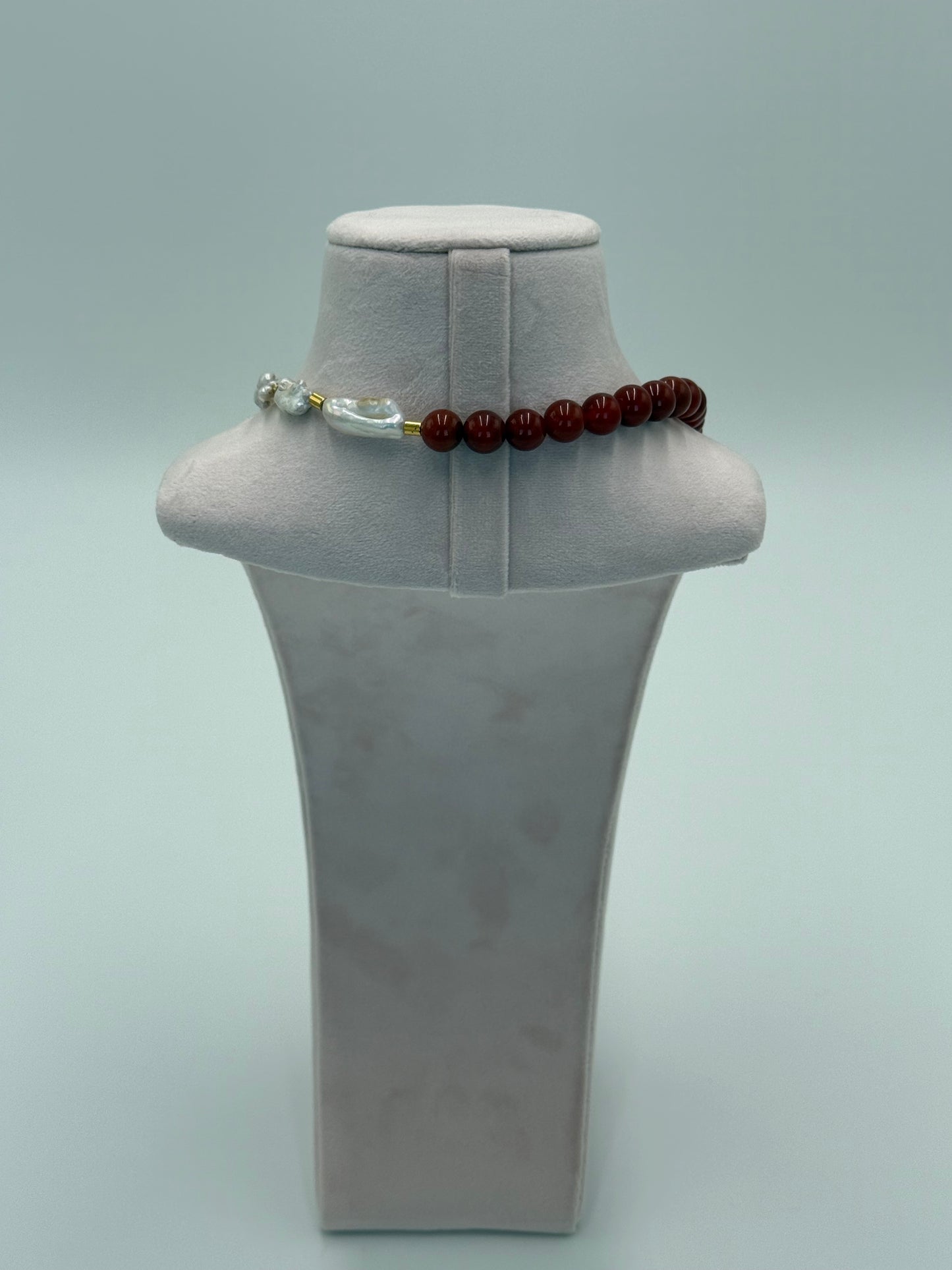 Achterkant handgemaakte ketting met Tamborera steen agate en natuurparels met 24 karaat vergulde sluiting