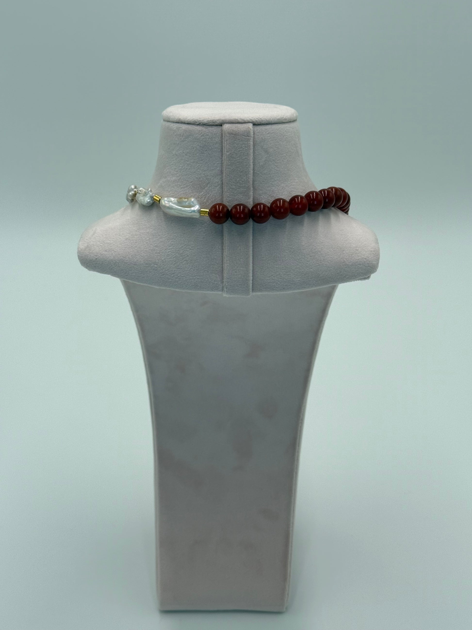 Achterkant handgemaakte ketting met Tamborera steen agate en natuurparels met 24 karaat vergulde sluiting
