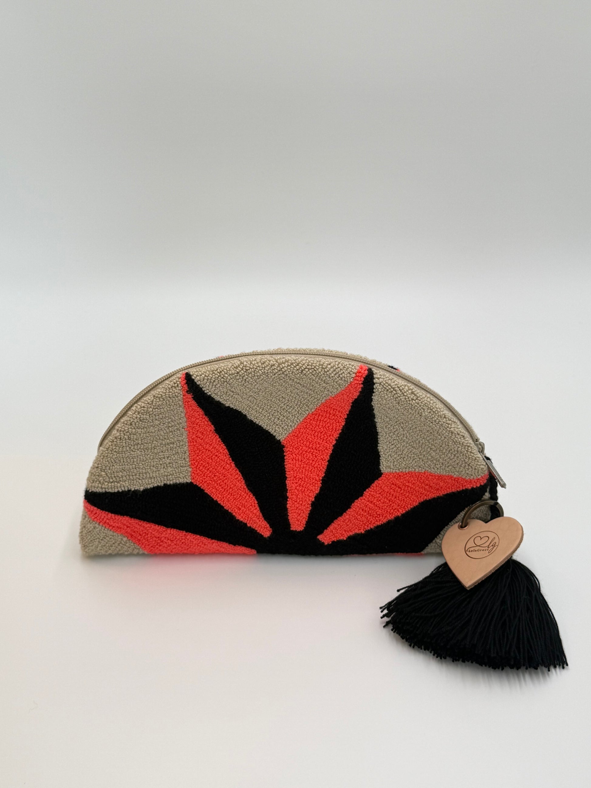 Achterzijde van de Wayuu clutch Liseth met krachtig symmetrisch design en moderne uitstraling