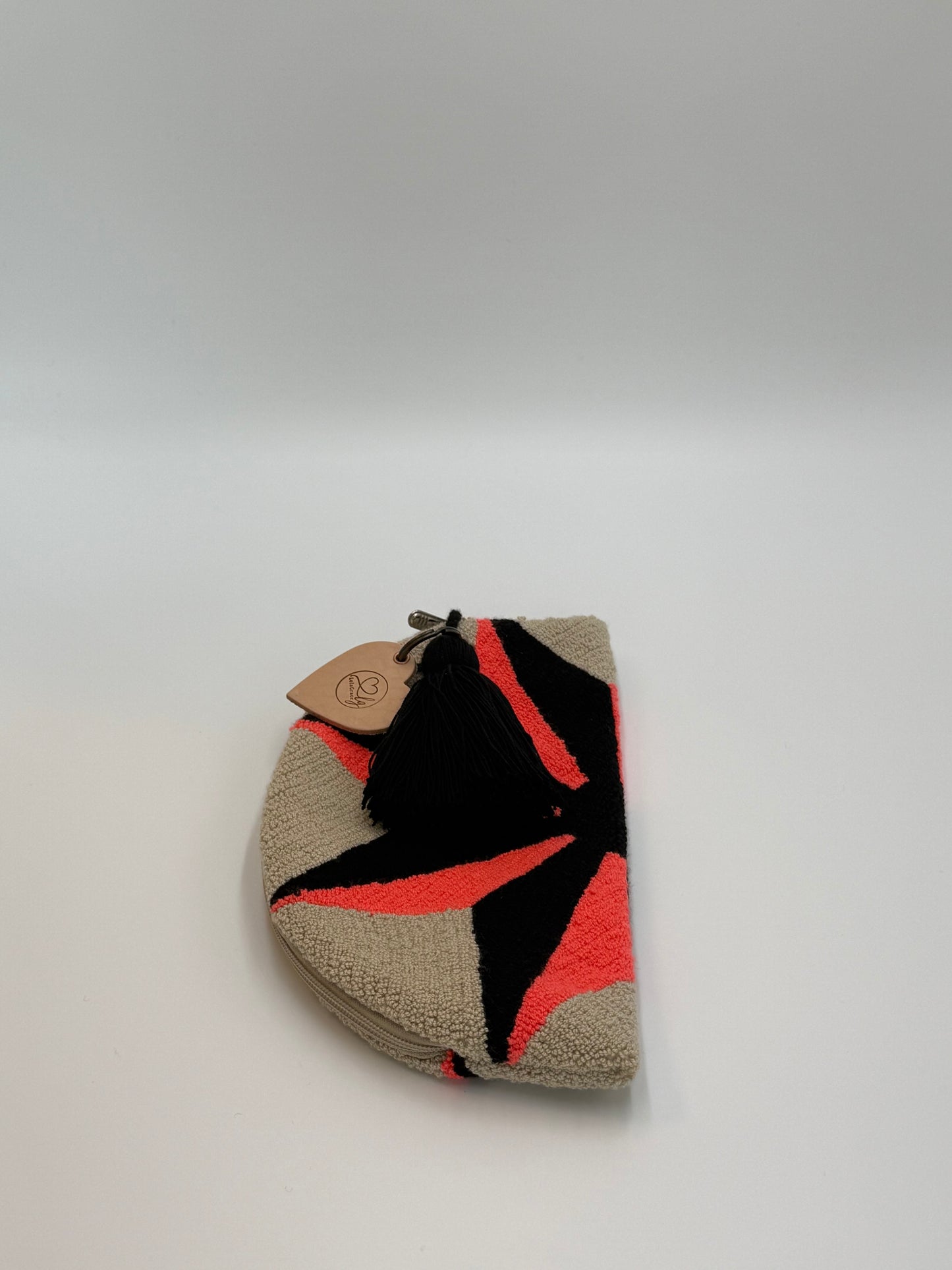 Compacte Wayuu clutch Liseth met speels kwastdetail en expressief kleurencontrast
