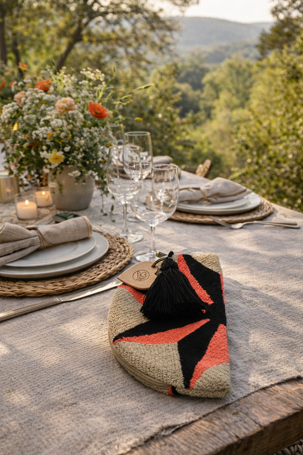Wayuu clutch Liseth stijlvol gepresenteerd in een warme, zomerse setting met natuurlijke elegantie