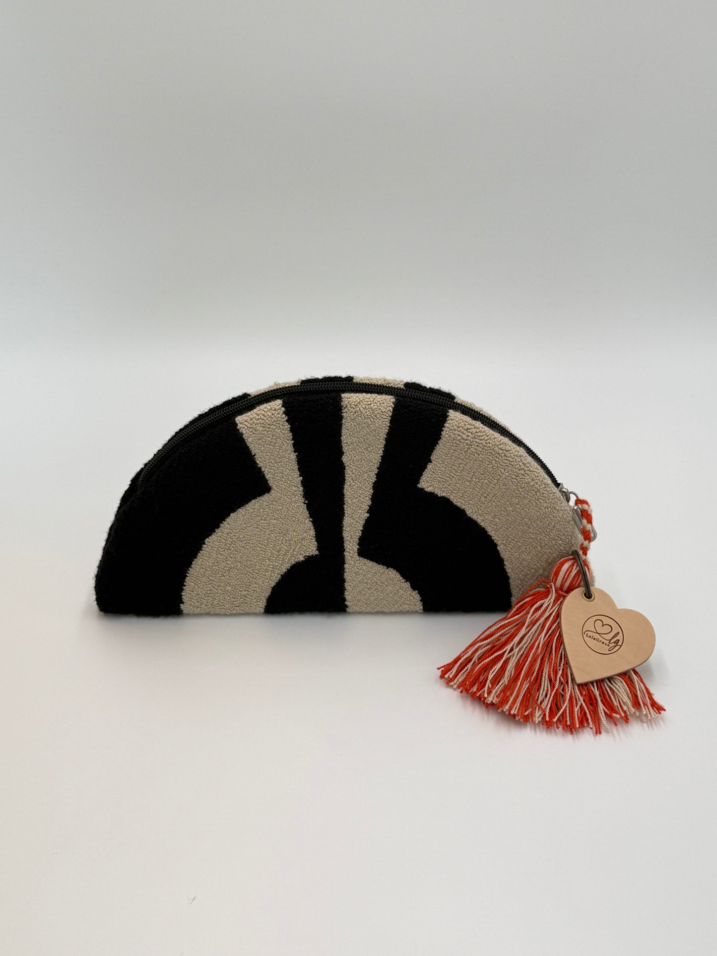 Wayuu clutch Aura met modern zwart-crème patroon en elegante halfronde vorm