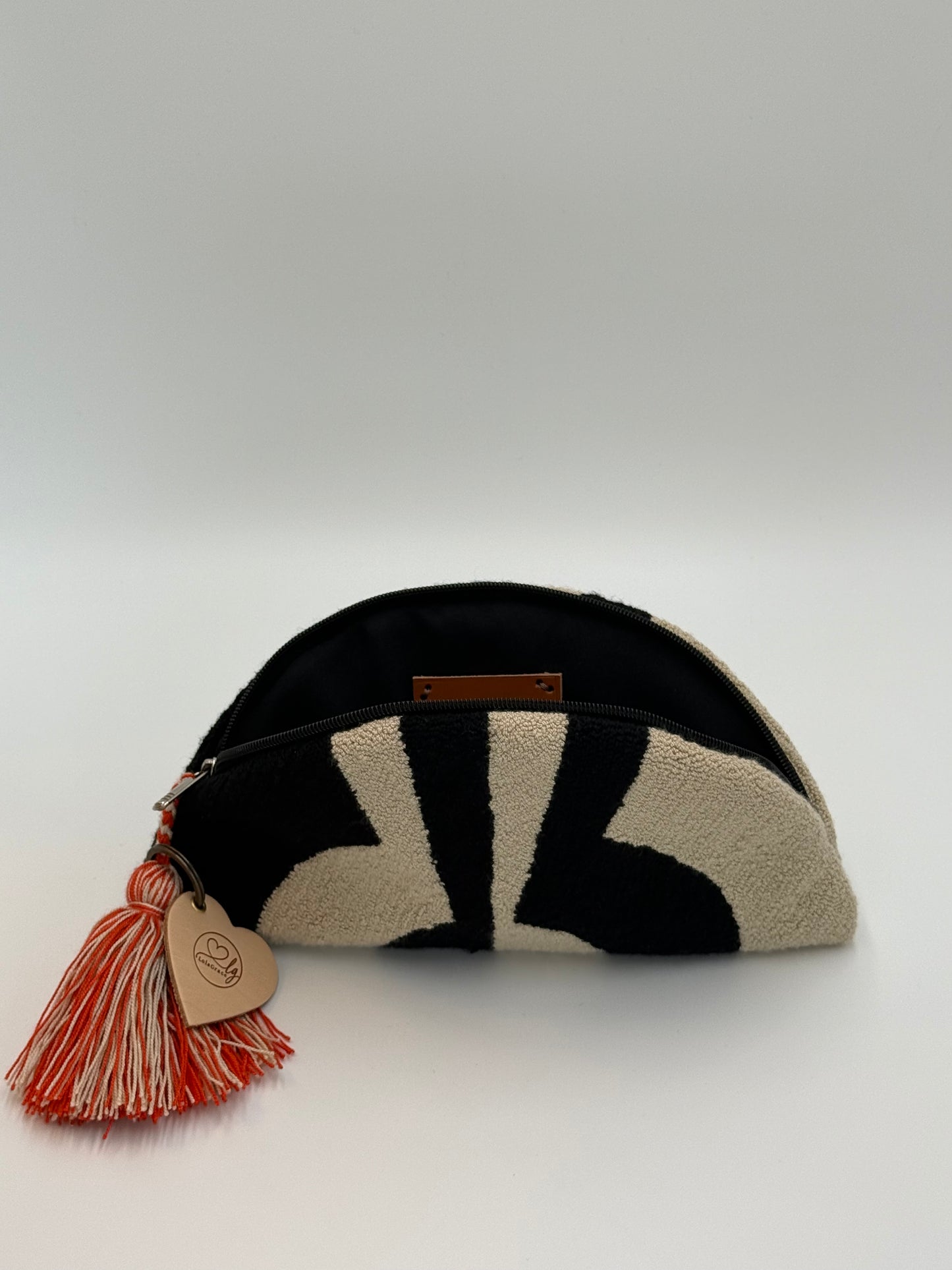 Open Wayuu clutch Aura met ritssluiting en compact, praktisch interieur