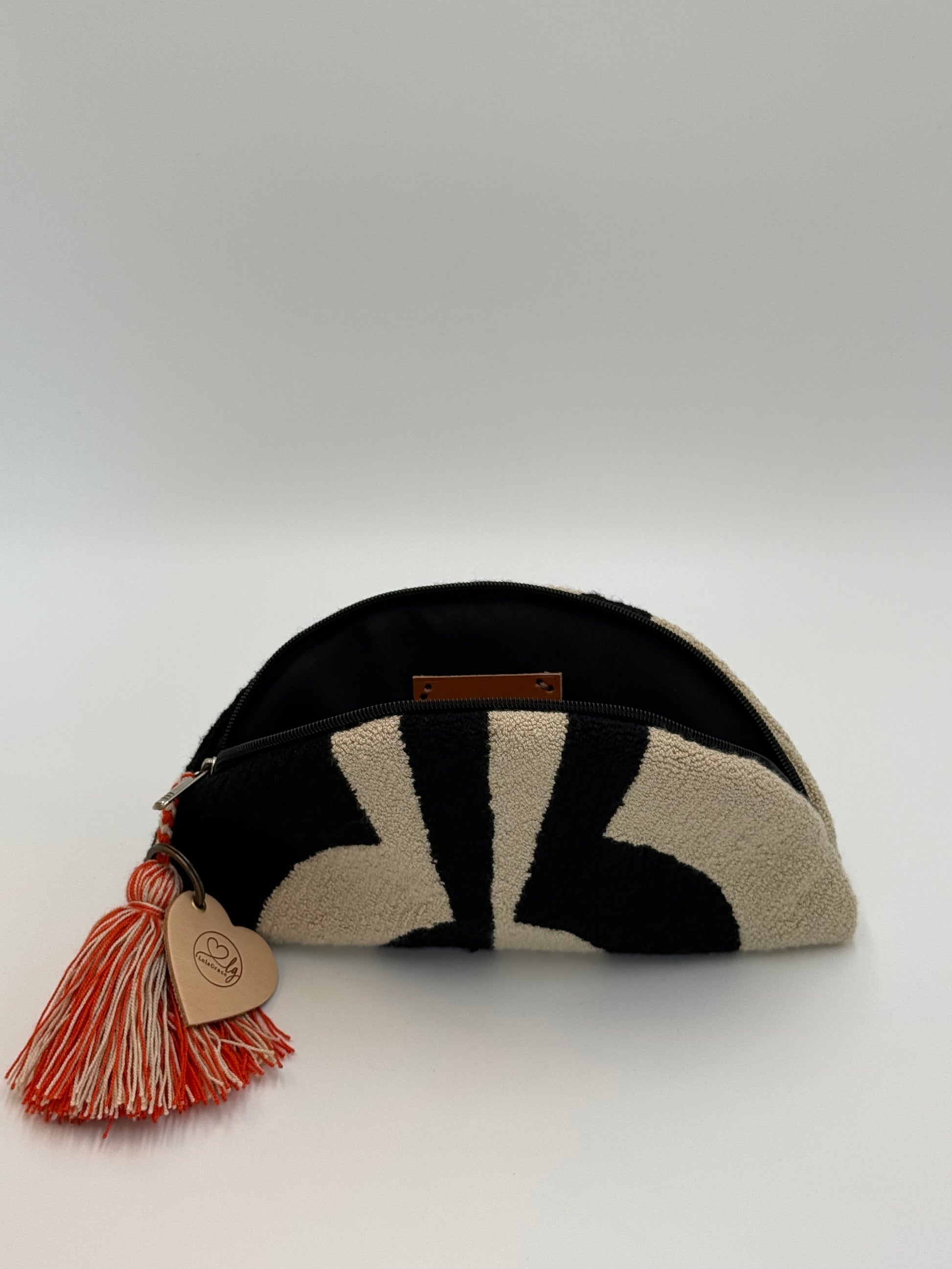 Open Wayuu clutch Aura met ritssluiting en compact, praktisch interieur
