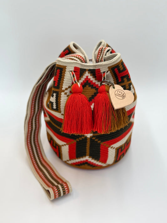 Large Wayuu tas Leidy met uitgesproken handgeweven patroon in rood, zand en bruintinten, afgewerkt met opvallende kwastjes