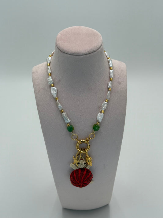 Handgemaakte ketting met natuurparels, groene jade en 24 karaat vergulde accenten met schildpad van Werregue-palm en vergulde zeester- en schelpbedels
