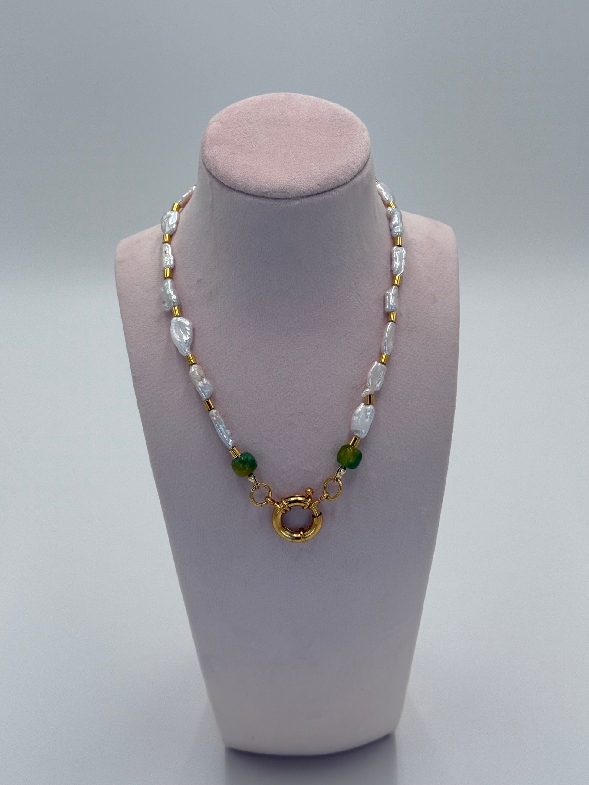Handgemaakte ketting met natuurparels en groene jade kralen met 24 karaat vergulde sluiting zonder bedels
