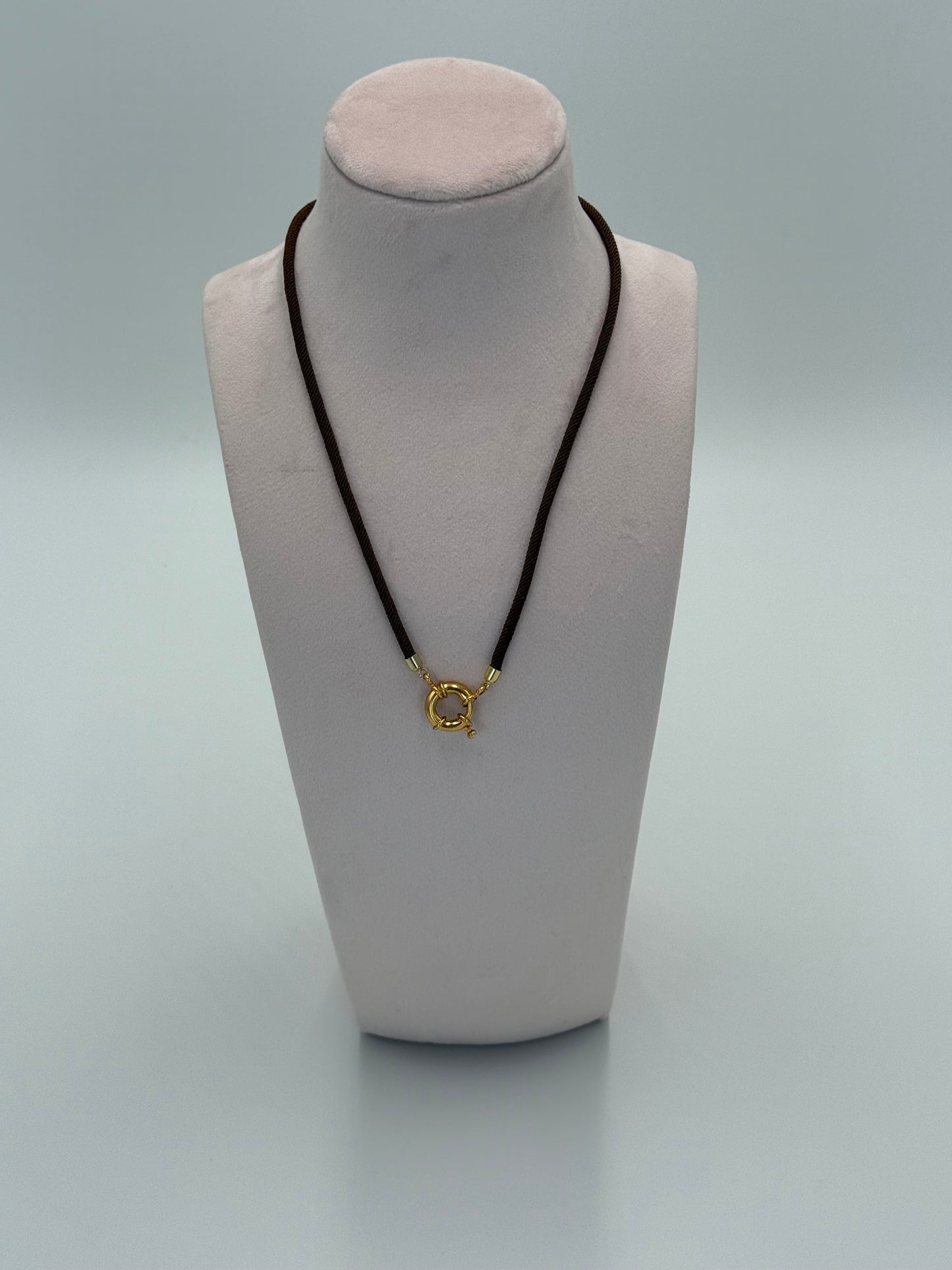 Handgemaakte ketting van gedraaid nylon met 24 karaat vergulde sluiting zonder bedels