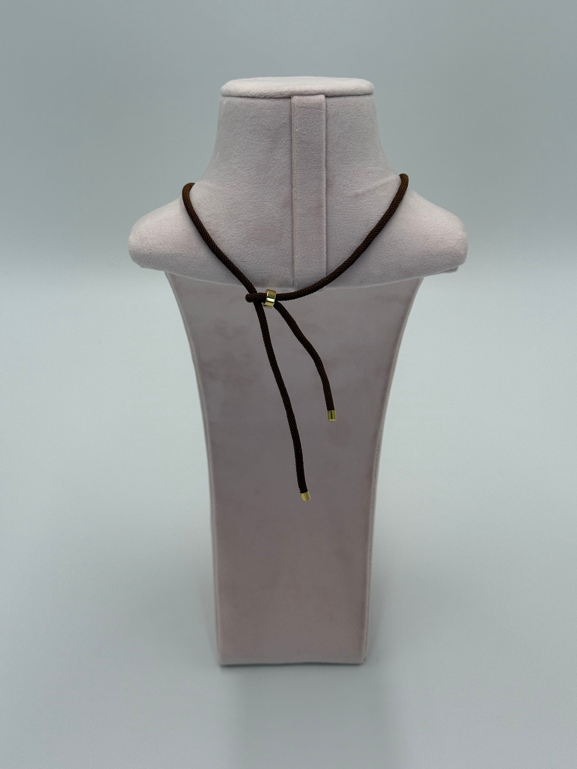 Achterkant van handgemaakte nylon ketting met verstelbare sluiting en 24 karaat vergulde details
