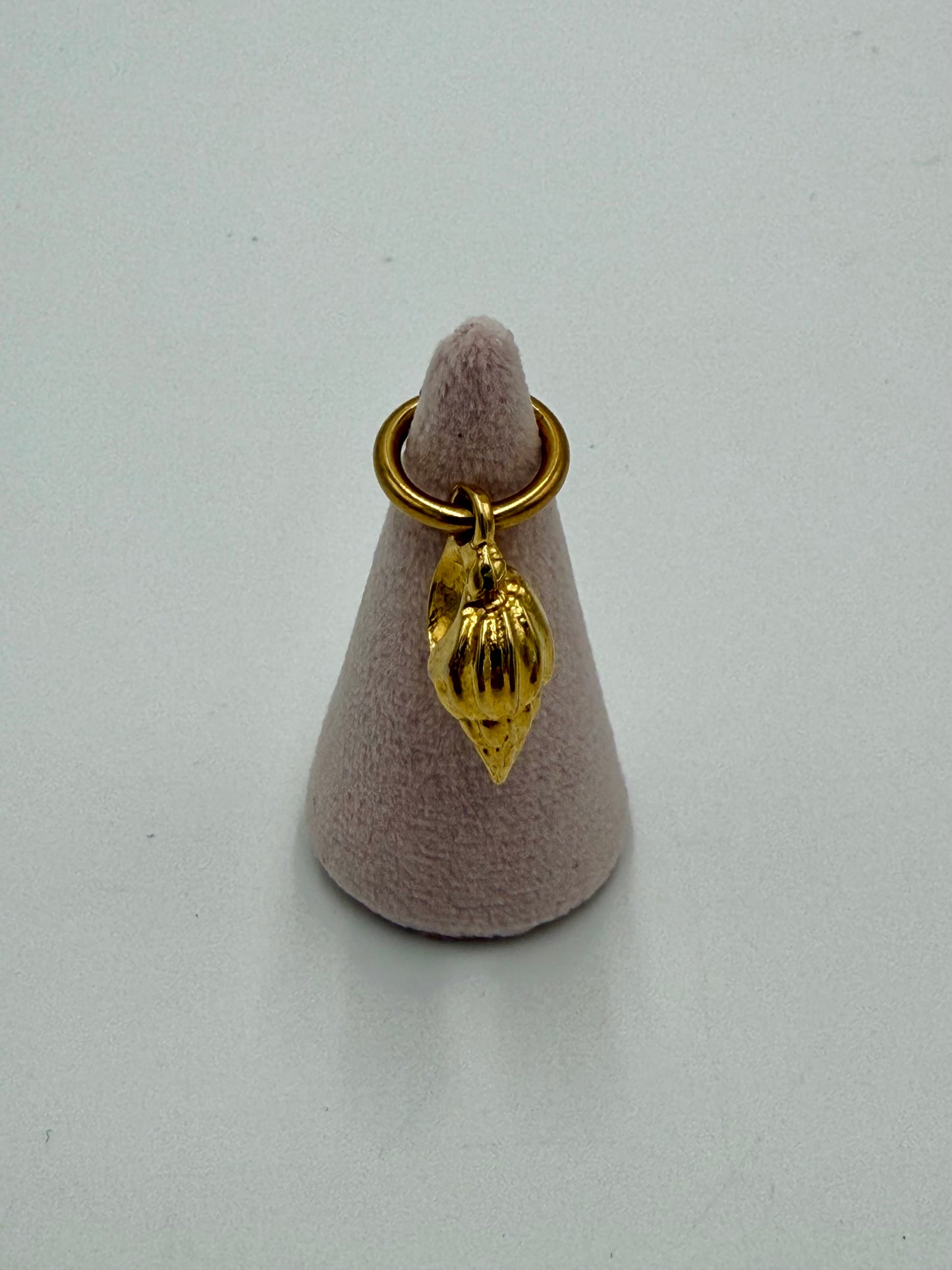 Handgemaakte schelp kettingbedel van brons, 24 karaat verguld, bevestigd aan een vergulde bronzen ring