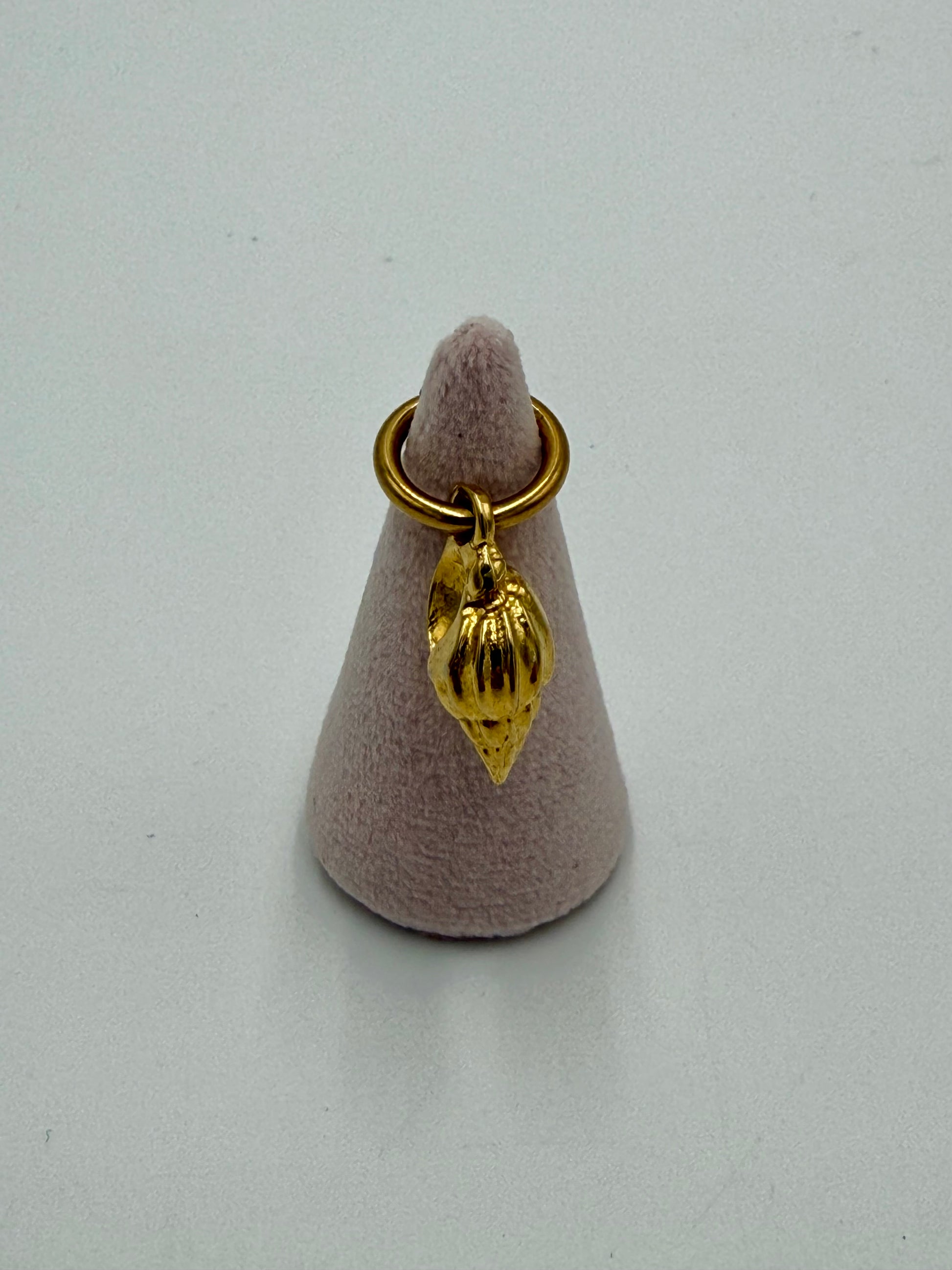 Handgemaakte schelp kettingbedel van brons, 24 karaat verguld, bevestigd aan een vergulde bronzen ring
