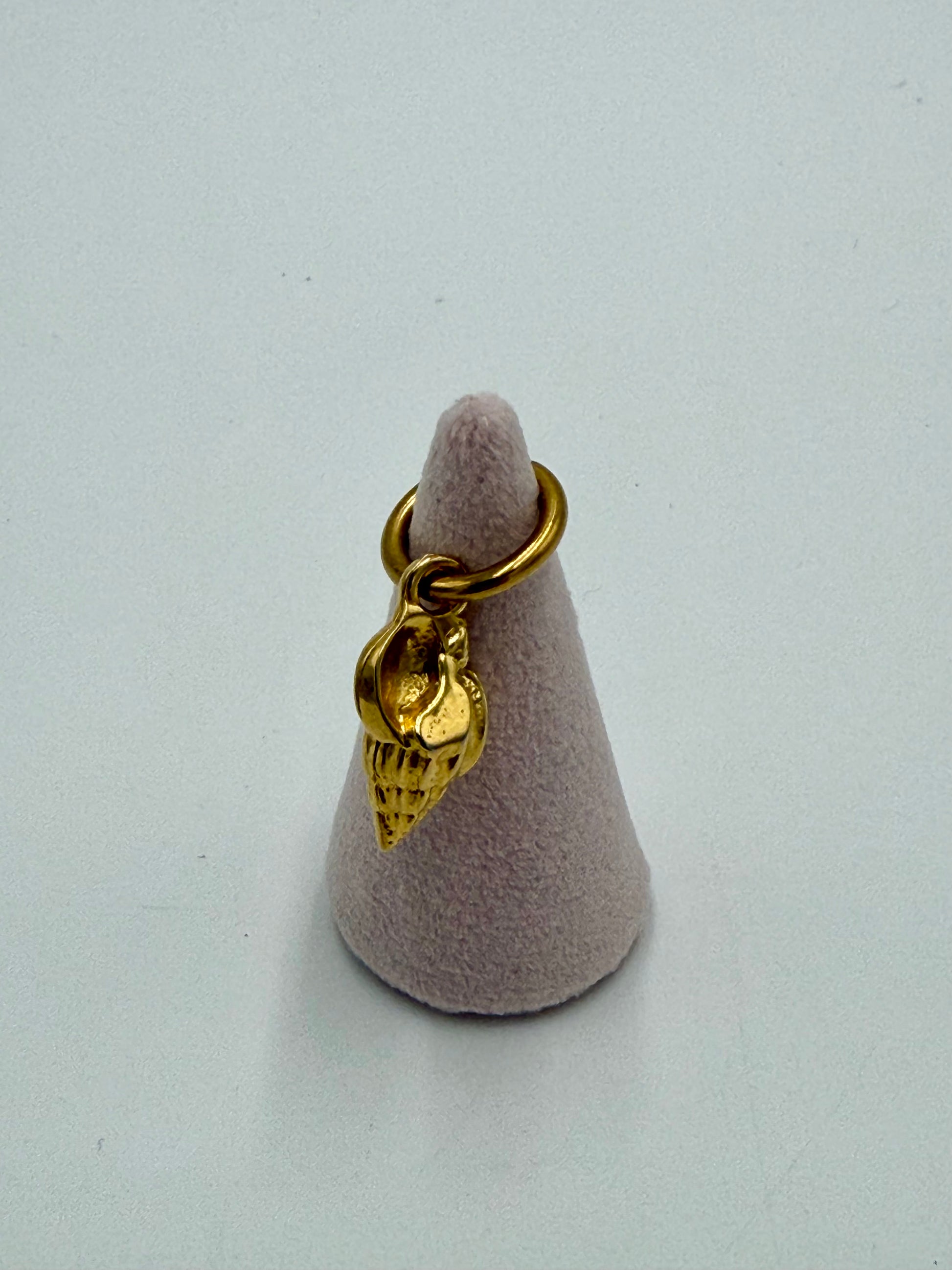 Handgemaakte schelp kettingbedel van brons 24 karaat verguld, hangend aan een bijpassende vergulde bronzen ring