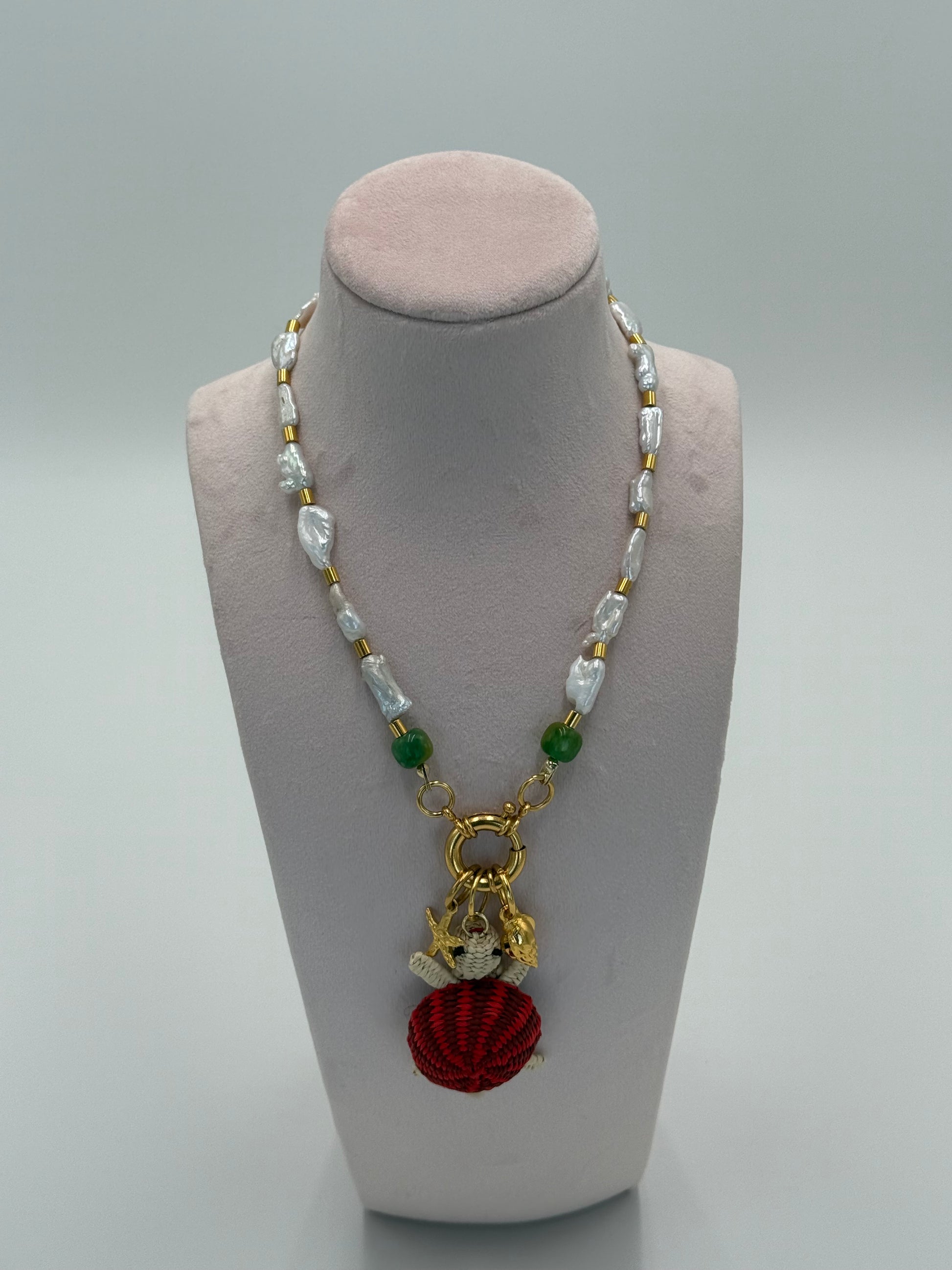 Handgemaakte schelp kettingbedel van brons, 24 karaat verguld, gecombineerd met andere bedels aan een ketting met natuur parels, groene Jade en een vergulde bronzen sluiting