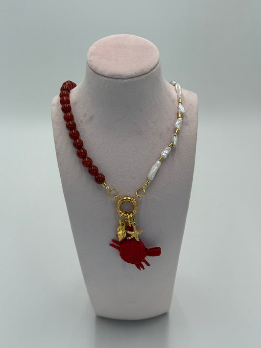 Handgemaakte ketting met rode Tamborera steen agate en natuurparels met 24 karaat vergulde accenten en krab van Werregue-palm met vergulde zeester- en schelpbedels