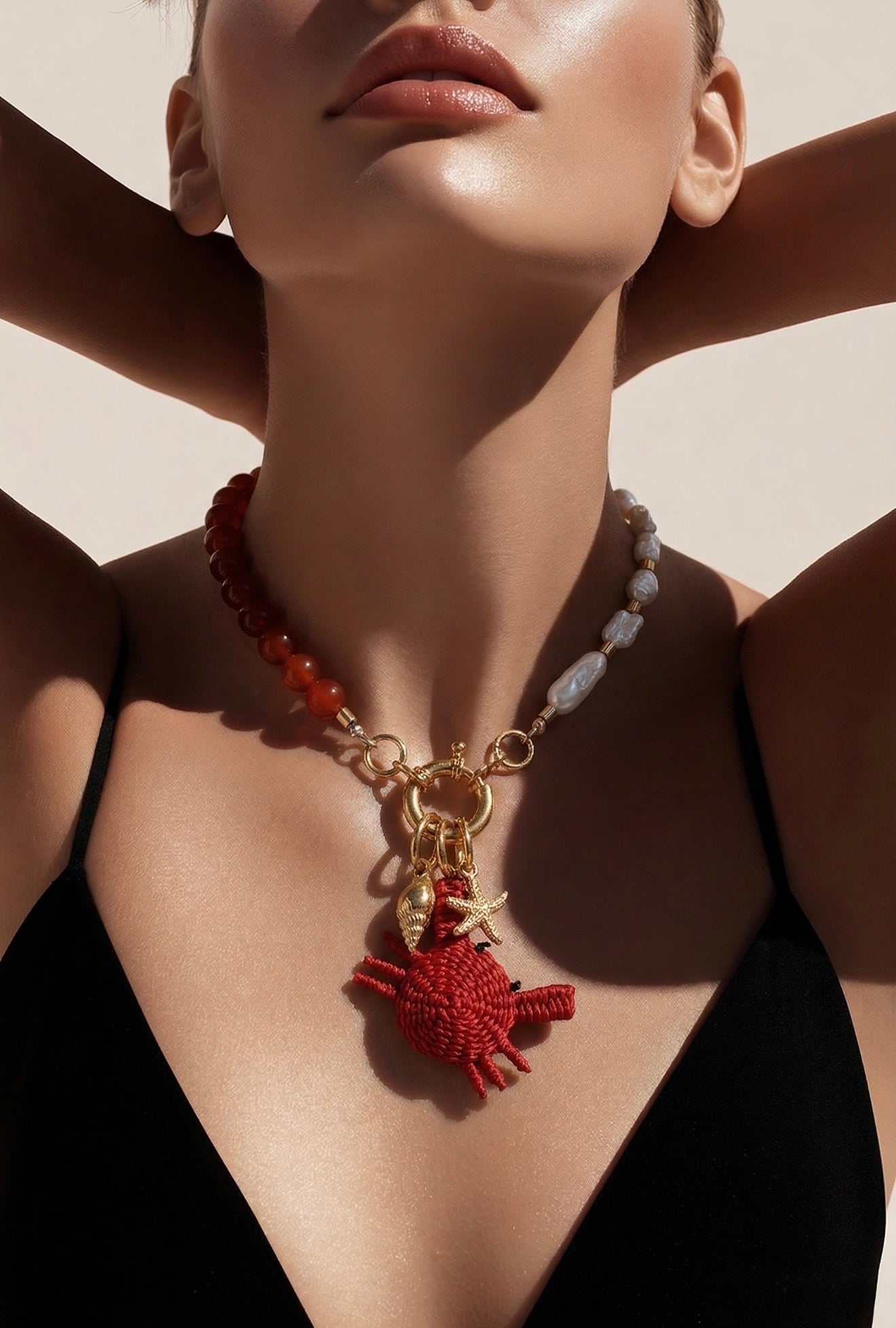 Handgemaakte ketting met Tamborera steen agate en natuurparels met 24 karaat vergulde accenten en krabbedel van Werregue-palm gedragen door model