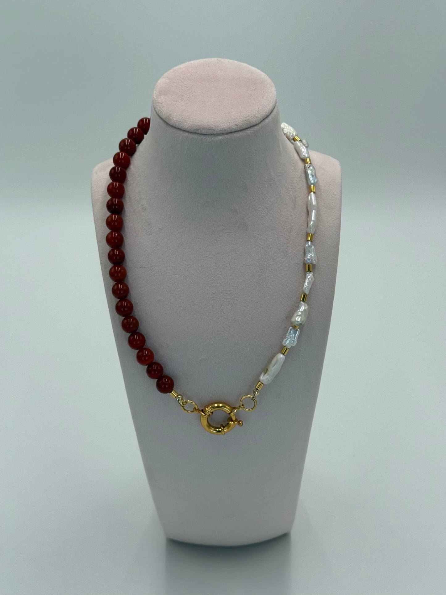 Handgemaakte ketting met Tamborera steen agate en natuurparels met 24 karaat vergulde sluiting zonder bedels