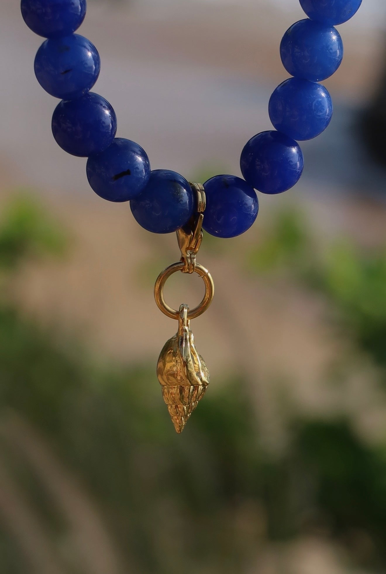 Leticia ketting detail schelpbedel brons met 24k verguld en blauwe jade kralen handgemaakt