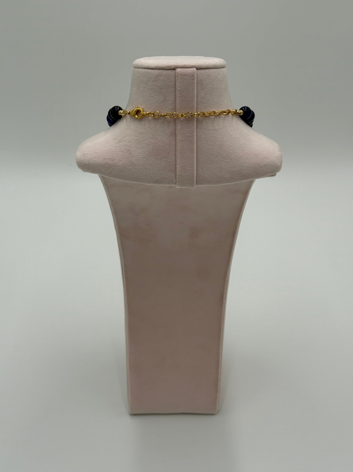 Leticia ketting sluiting achterkant handgemaakte blauwe jade kralen ketting met 24K vergulde details brons
