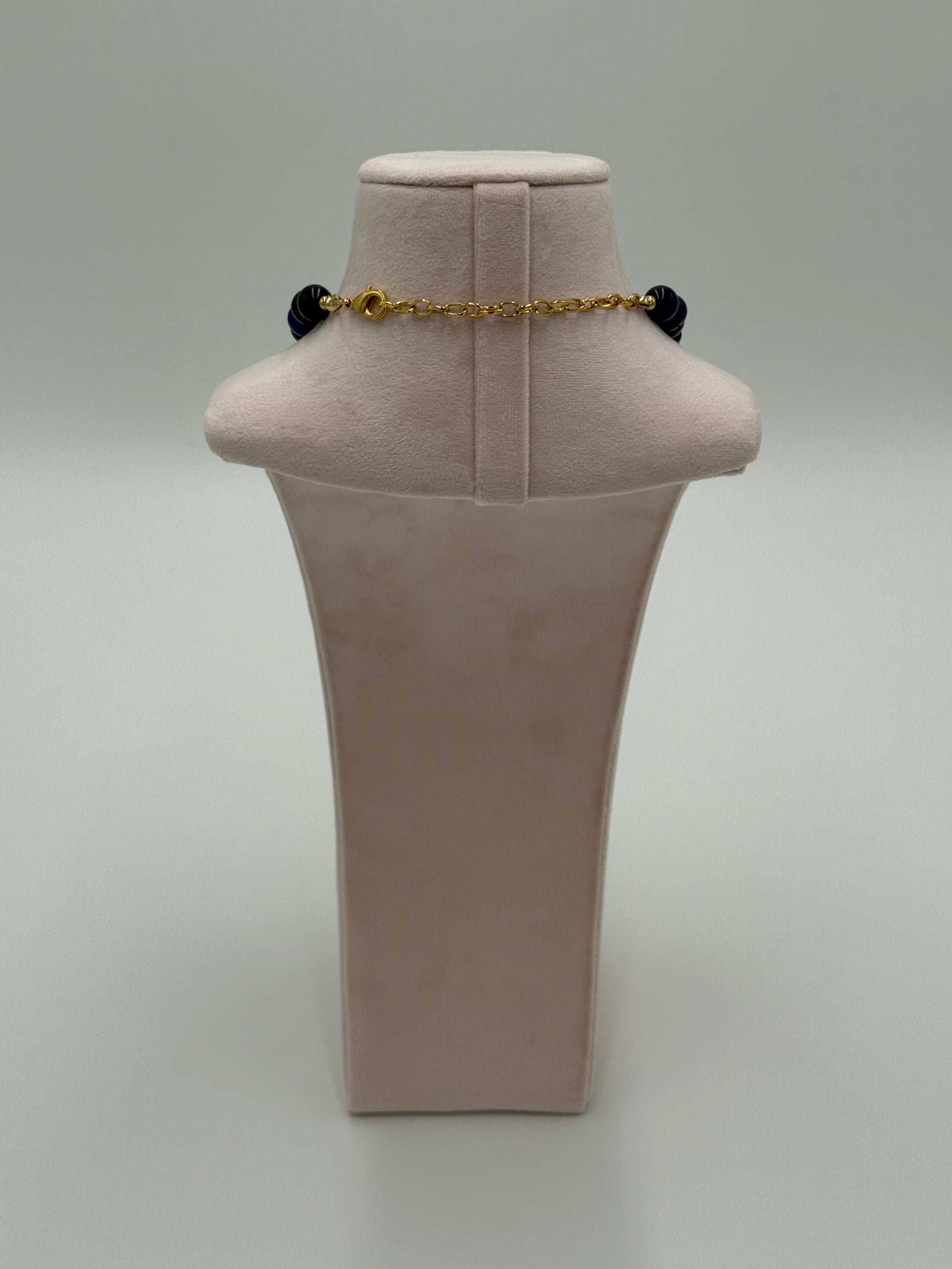 Leticia ketting sluiting achterkant handgemaakte blauwe jade kralen ketting met 24K vergulde details brons
