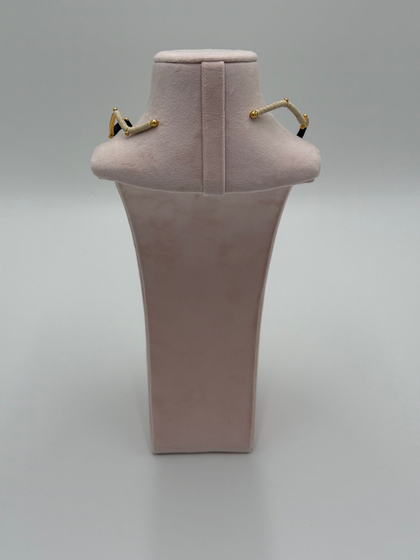 Achterzijde van de Barichara choker met verfijnde afwerking in 24-karaats verguld brons en handgewikkelde Werregué palmvezel details.