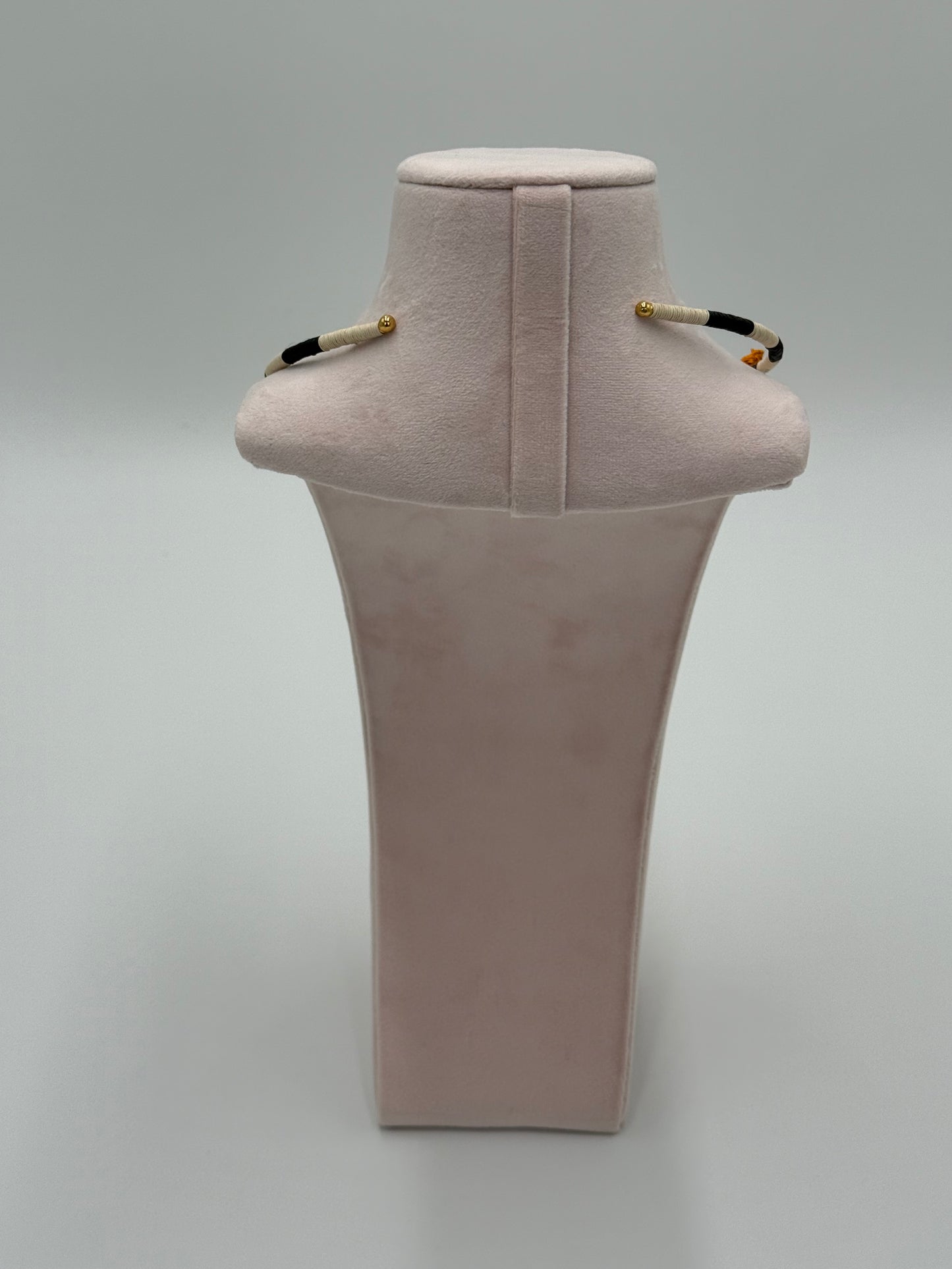 Salento choker achterkant handgemaakte ketting Werregué palmvezel vergulde accenten