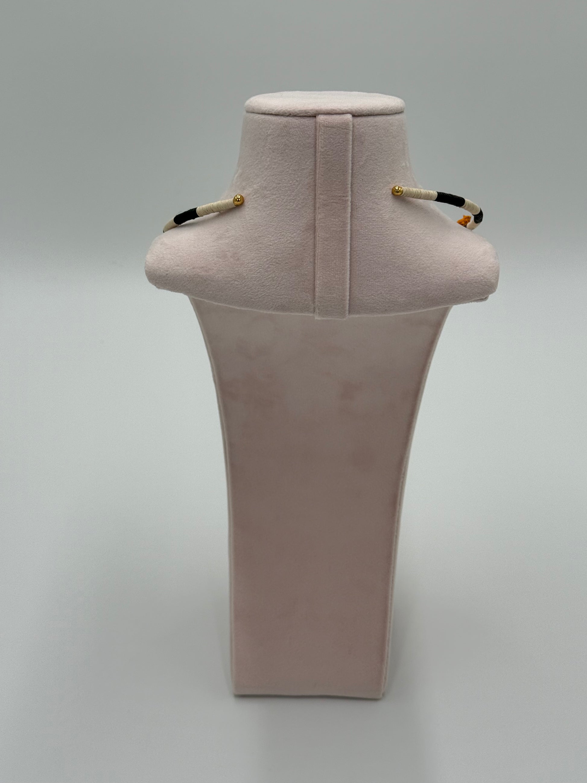 Salento choker achterkant handgemaakte ketting Werregué palmvezel vergulde accenten