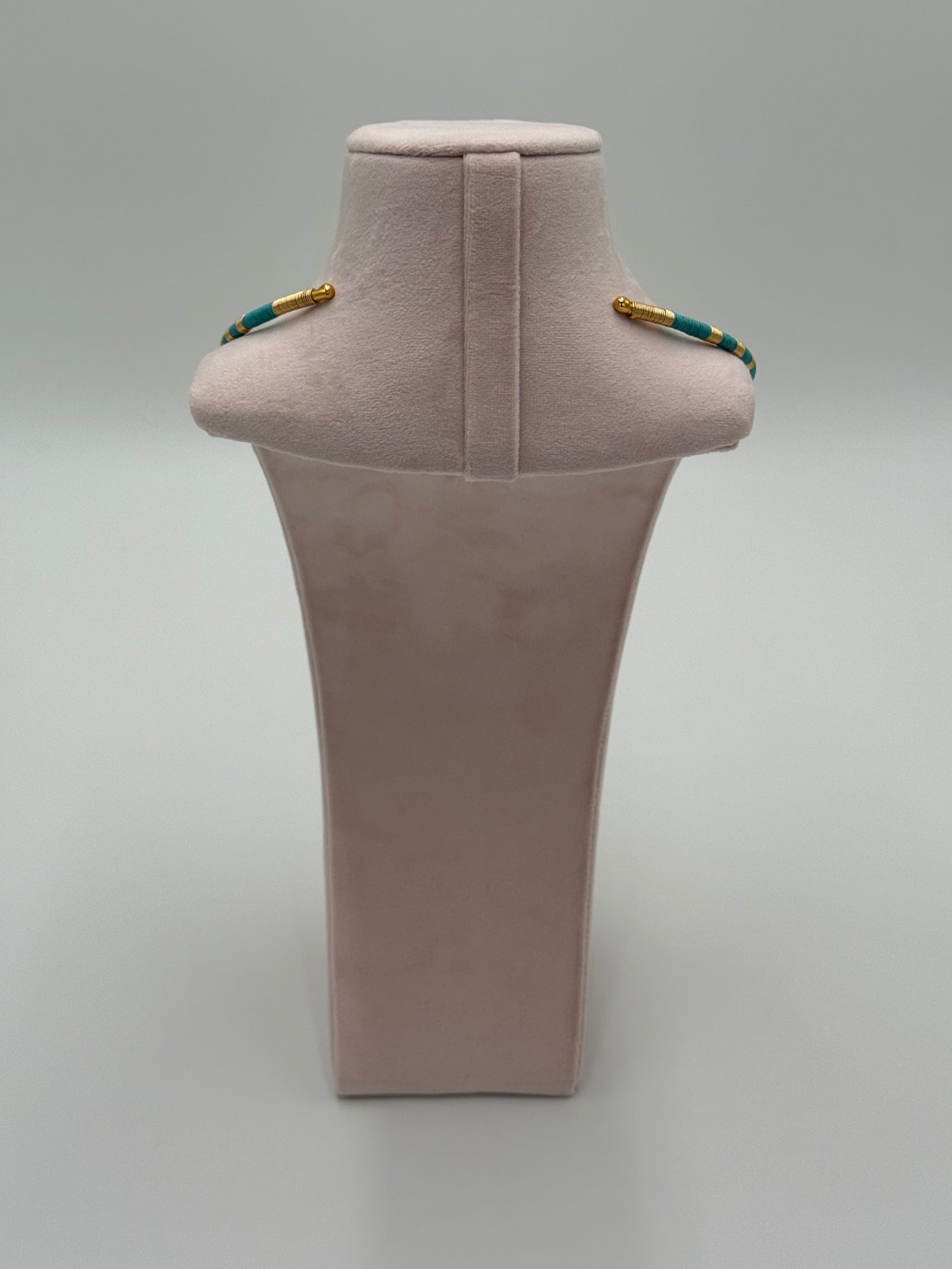 Cali choker achterkant sluiting Werregué palmvezel handgemaakte ketting vergulde accenten