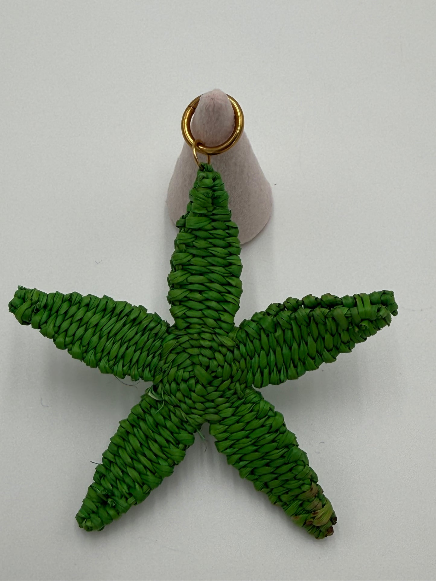 Handgemaakte groene zeester kettingbedel van gevlochten Werregué-palm – achterkant met natuurlijke structuur en bronzen ring verguld met 24 karaat goud