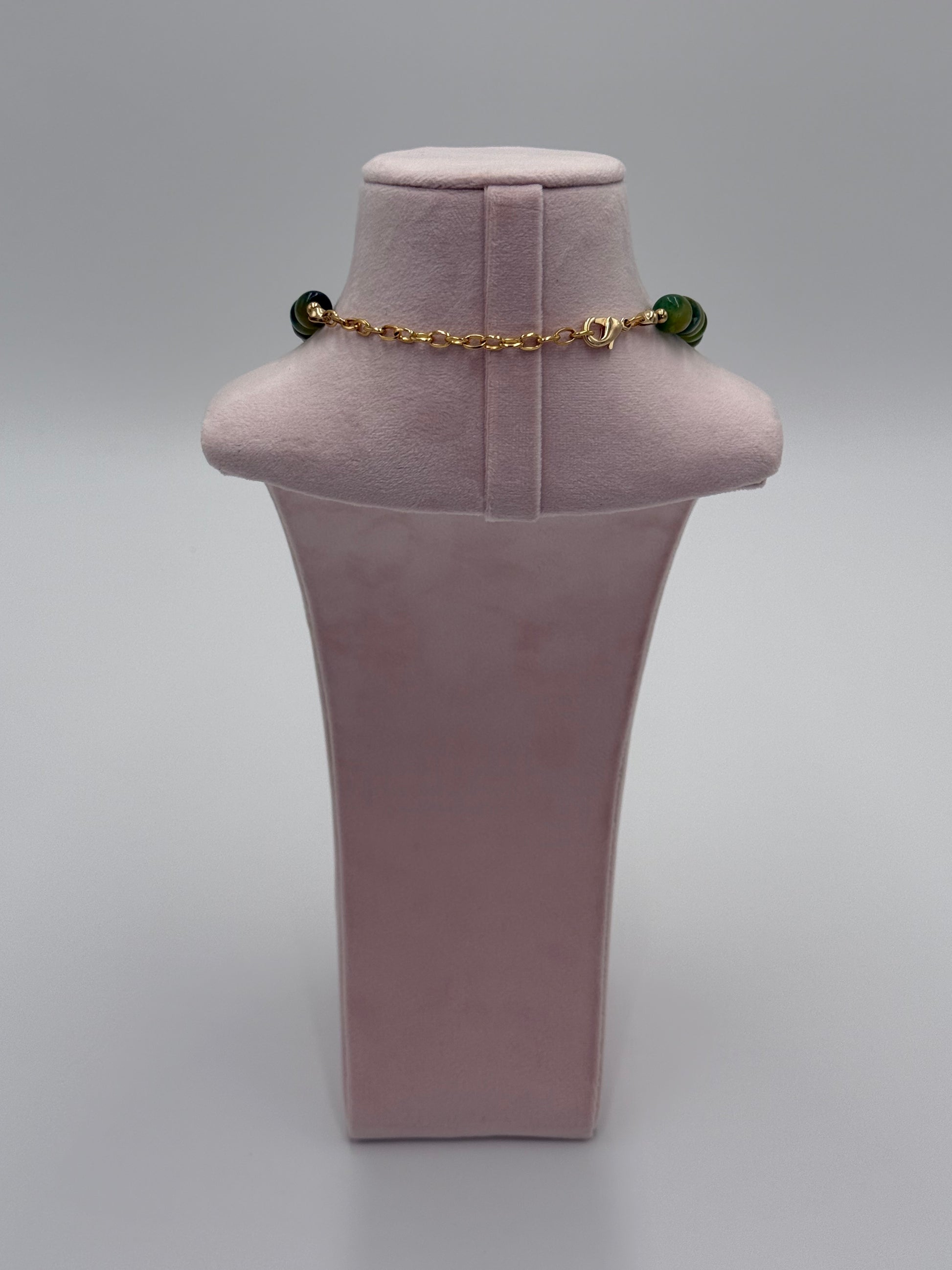 Medellín ketting sluiting achterkant groene jade kralen met vergulde details handgemaakt sieraden