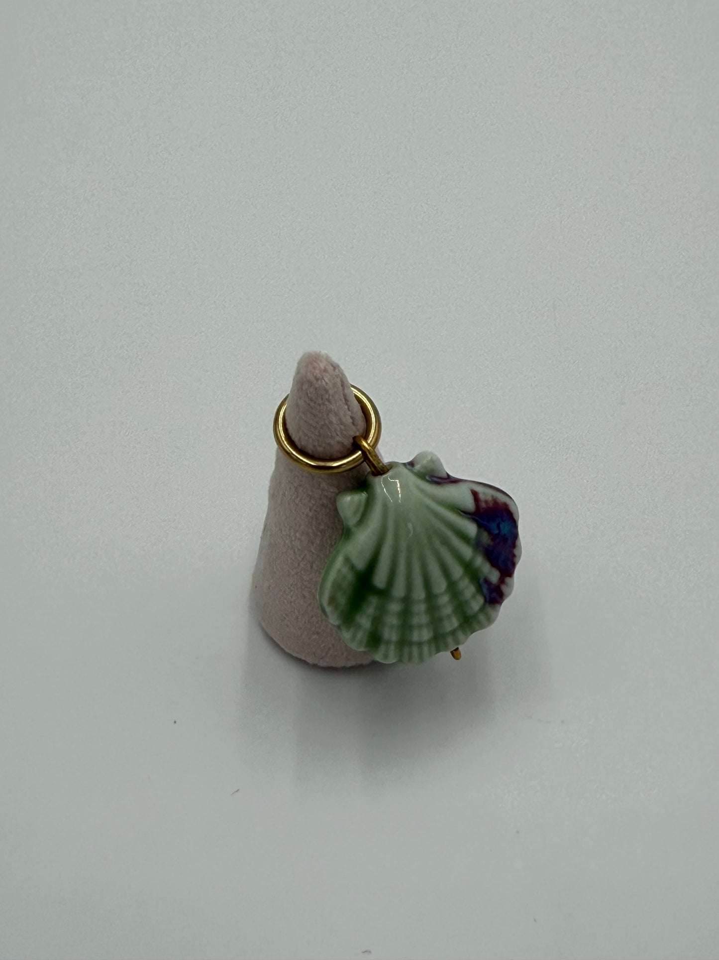 keramiek schelp bedel achterkant handgemaakt groen met goud vergulde ring sieraden detail