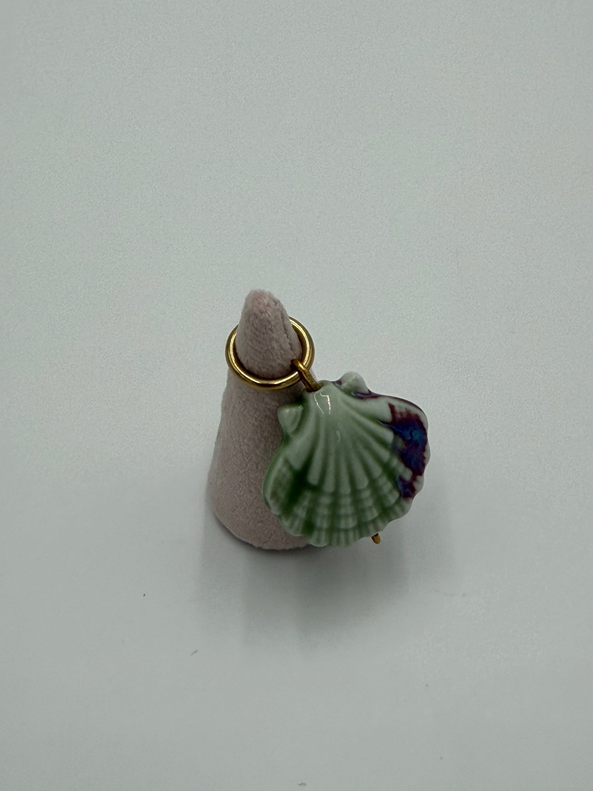 keramiek schelp bedel achterkant handgemaakt groen met goud vergulde ring sieraden detail
