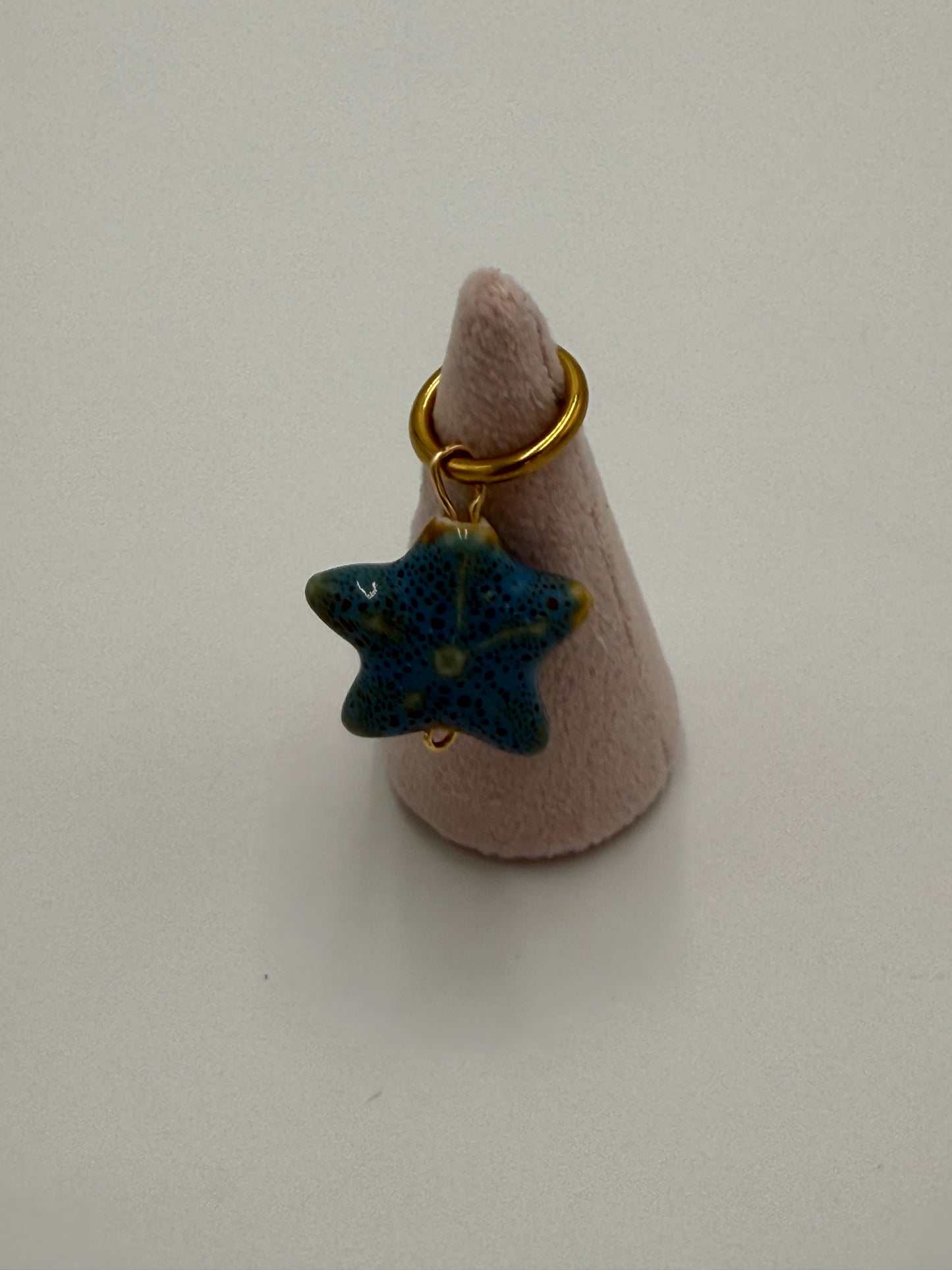 keramiek zeester bedel achterkant handgemaakt met goud vergulde ophangring sieraden detail