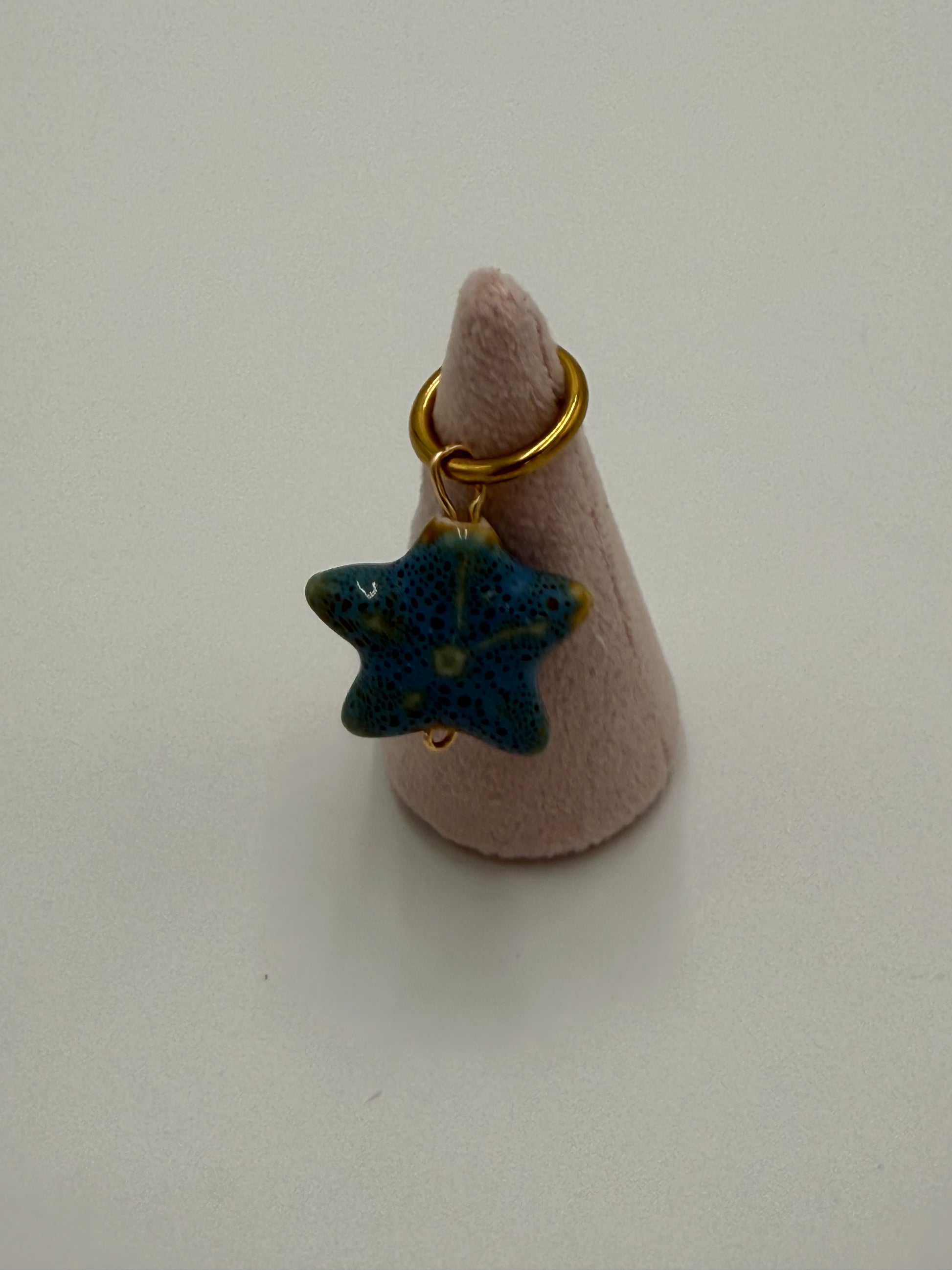 keramiek zeester bedel achterkant handgemaakt met goud vergulde ophangring sieraden detail