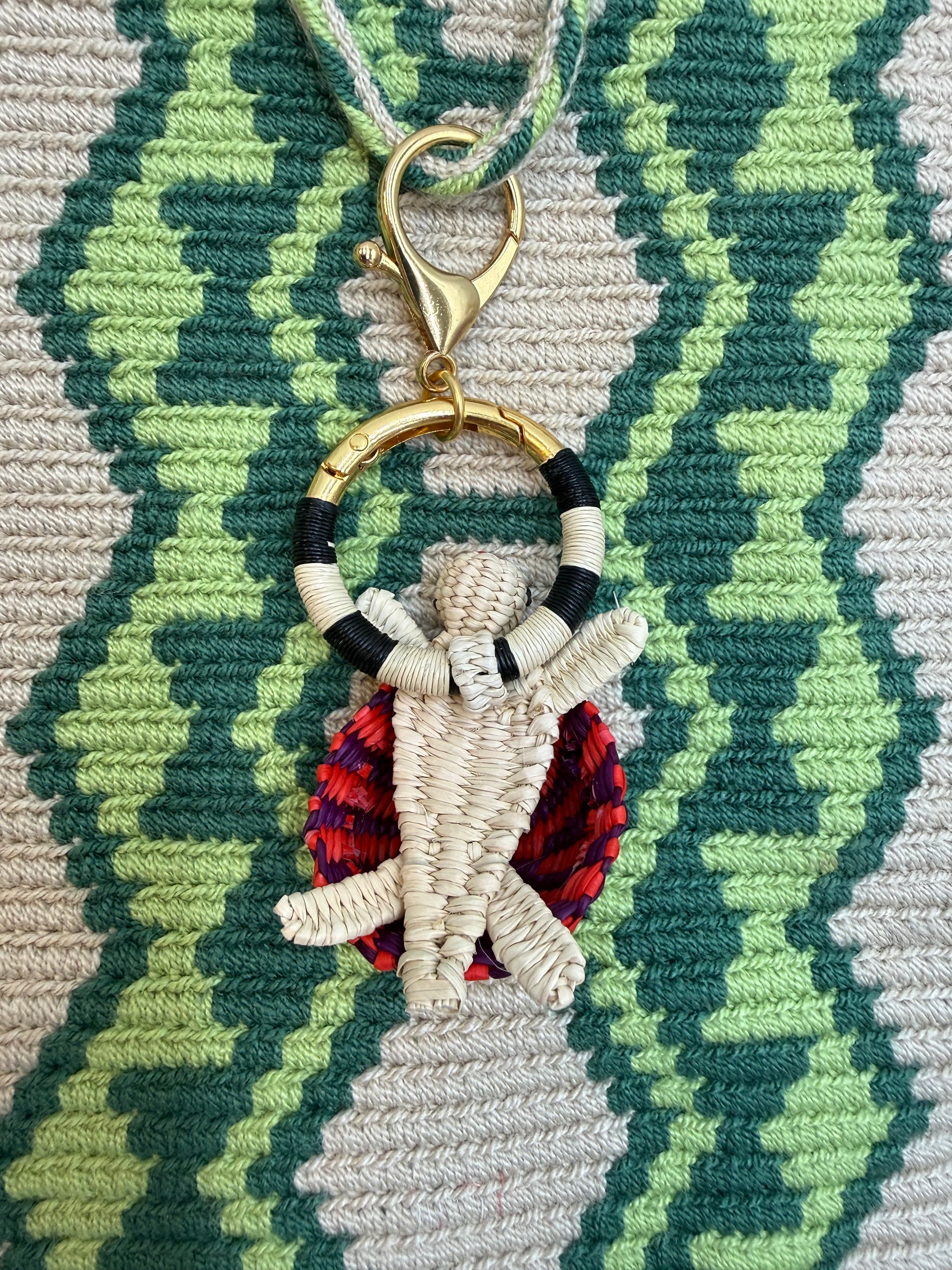 Achterkant van handgemaakte LolaGrace schildpad tasbedel van Werregue-palm met brons en 24-karaat vergulde details.