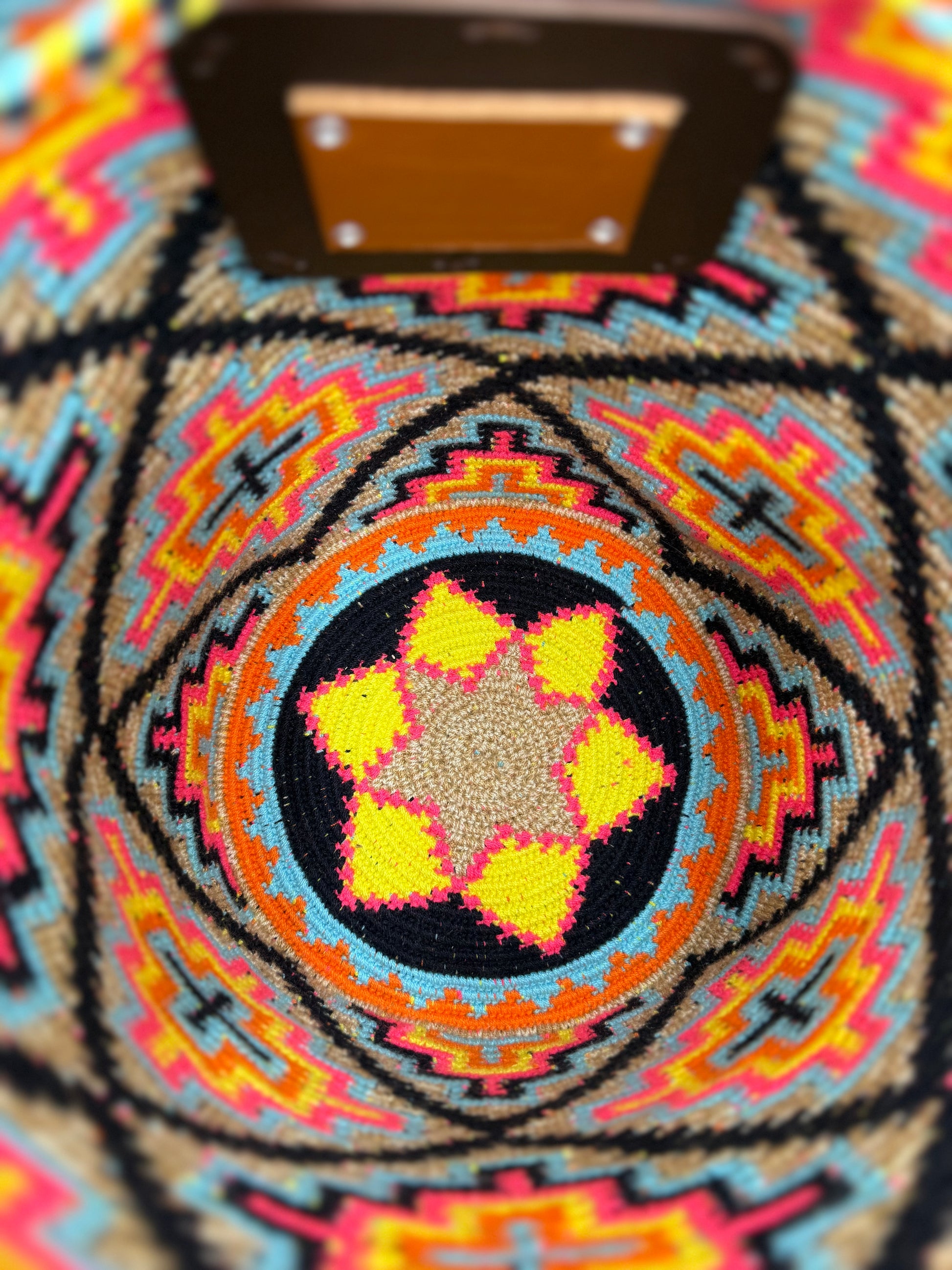 Detail van het handgemaakte Wayuu patroon aan de binnenkant van de Teresa mochila tas met kleurrijk geometrisch design.