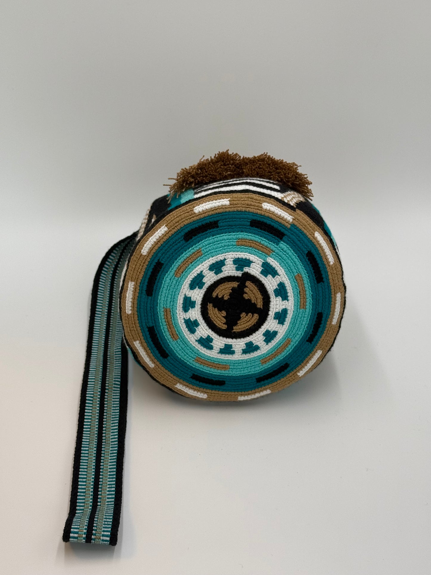 Kelly medium Wayuu mochila tas van LolaGrace handgemaakt in Colombia met ronde bodem in turquoise, zwart en beige patroon