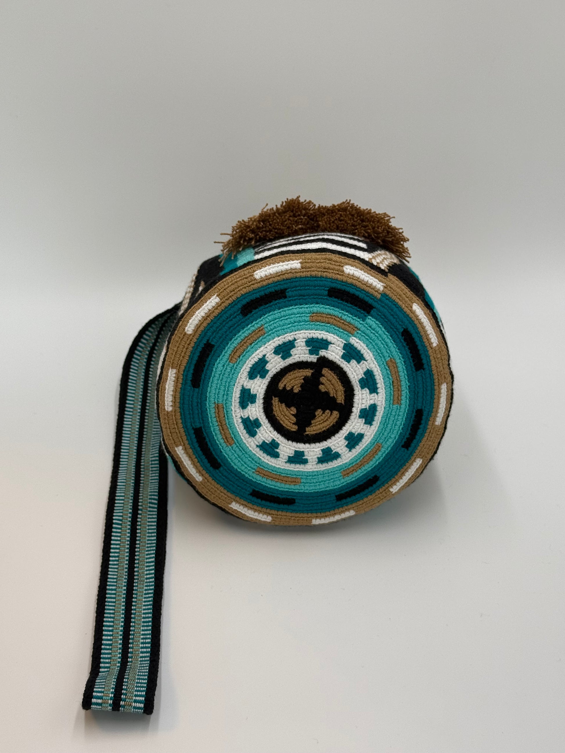 Kelly medium Wayuu mochila tas van LolaGrace handgemaakt in Colombia met ronde bodem in turquoise, zwart en beige patroon