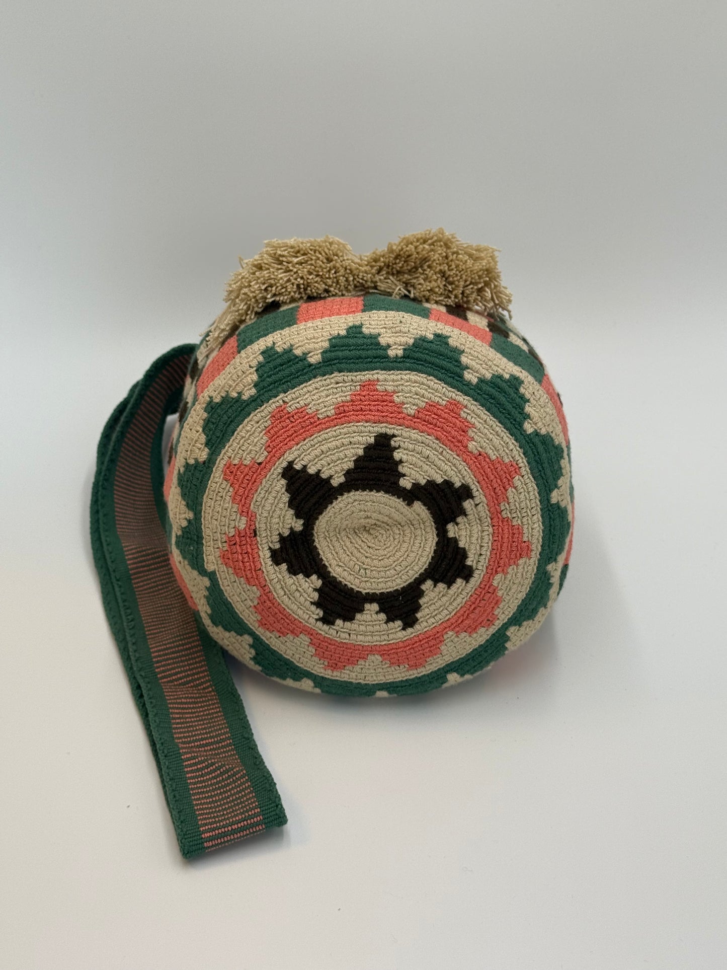Onderkant van handgemaakte medium Wayuu tas Eliana met geometrisch patroon in groen, roze en beige