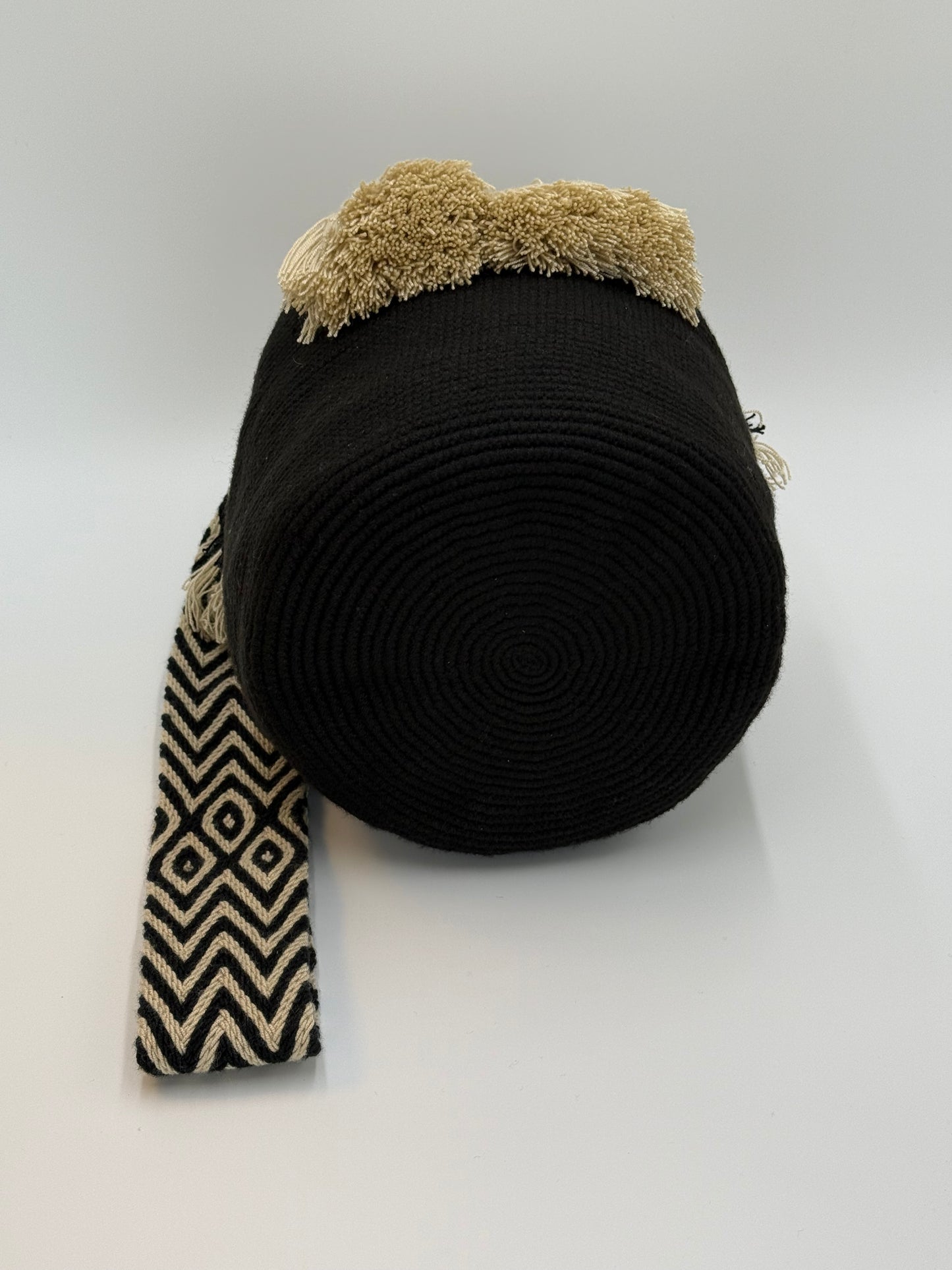 Esmeralda large Wayuu mochila tas van LolaGrace handgemaakt in Colombia met zwarte ronde bodem en zwart-wit geweven schouderband