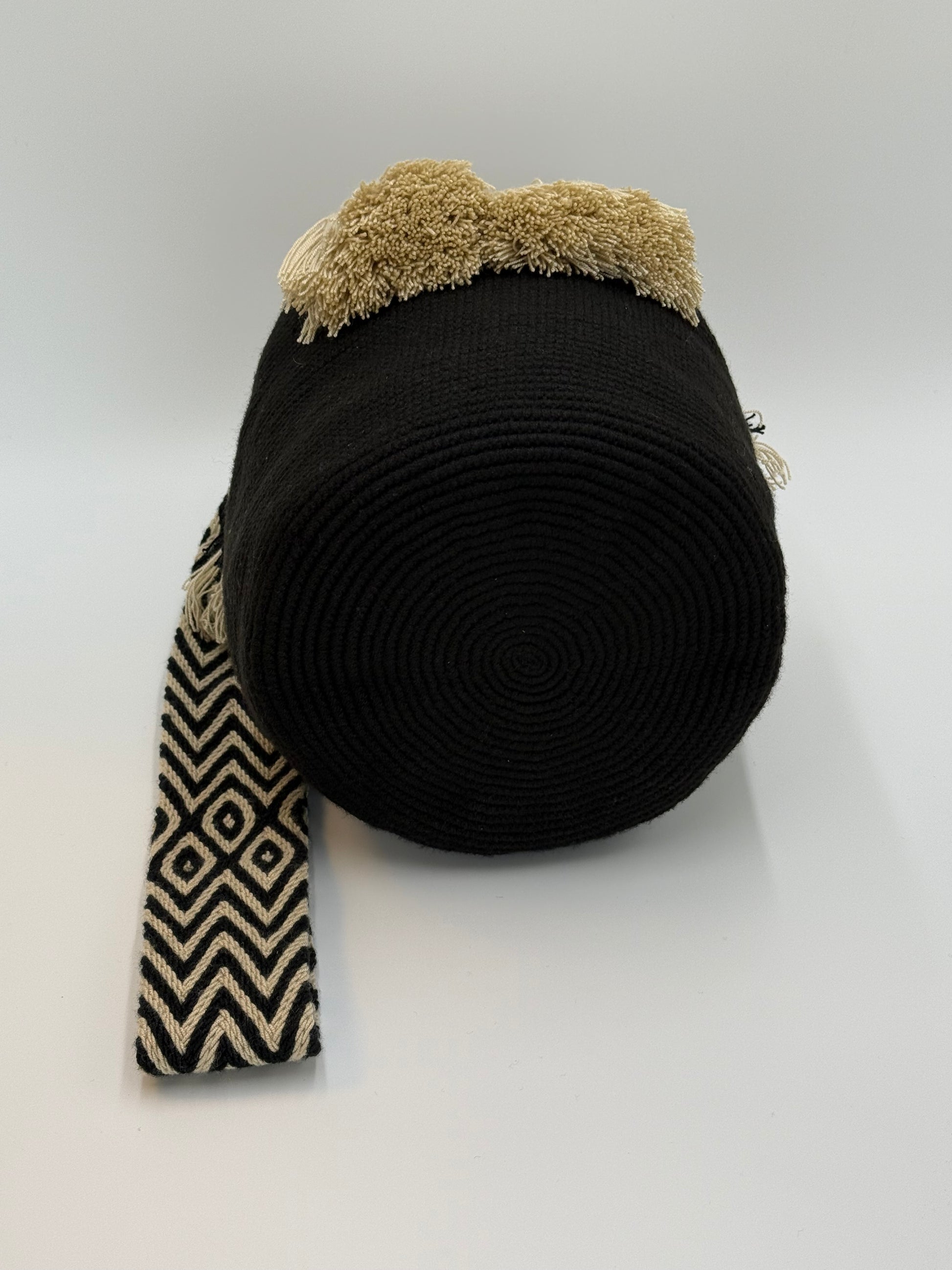 Esmeralda large Wayuu mochila tas van LolaGrace handgemaakt in Colombia met zwarte ronde bodem en zwart-wit geweven schouderband