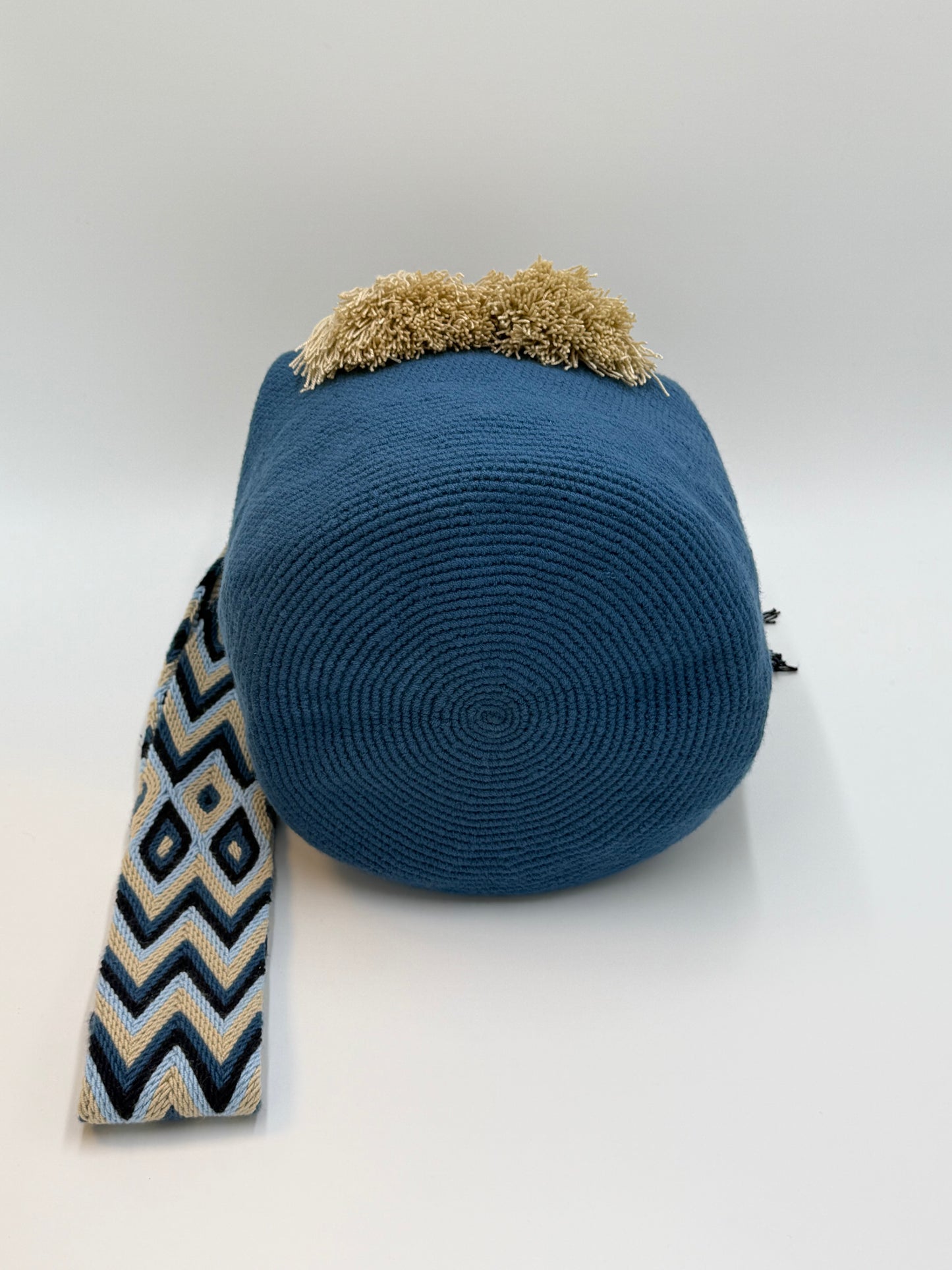Onderkant van handgemaakte Wayuu tas Gabriela María Large van LolaGrace met rond geweven bodem in diepblauw.