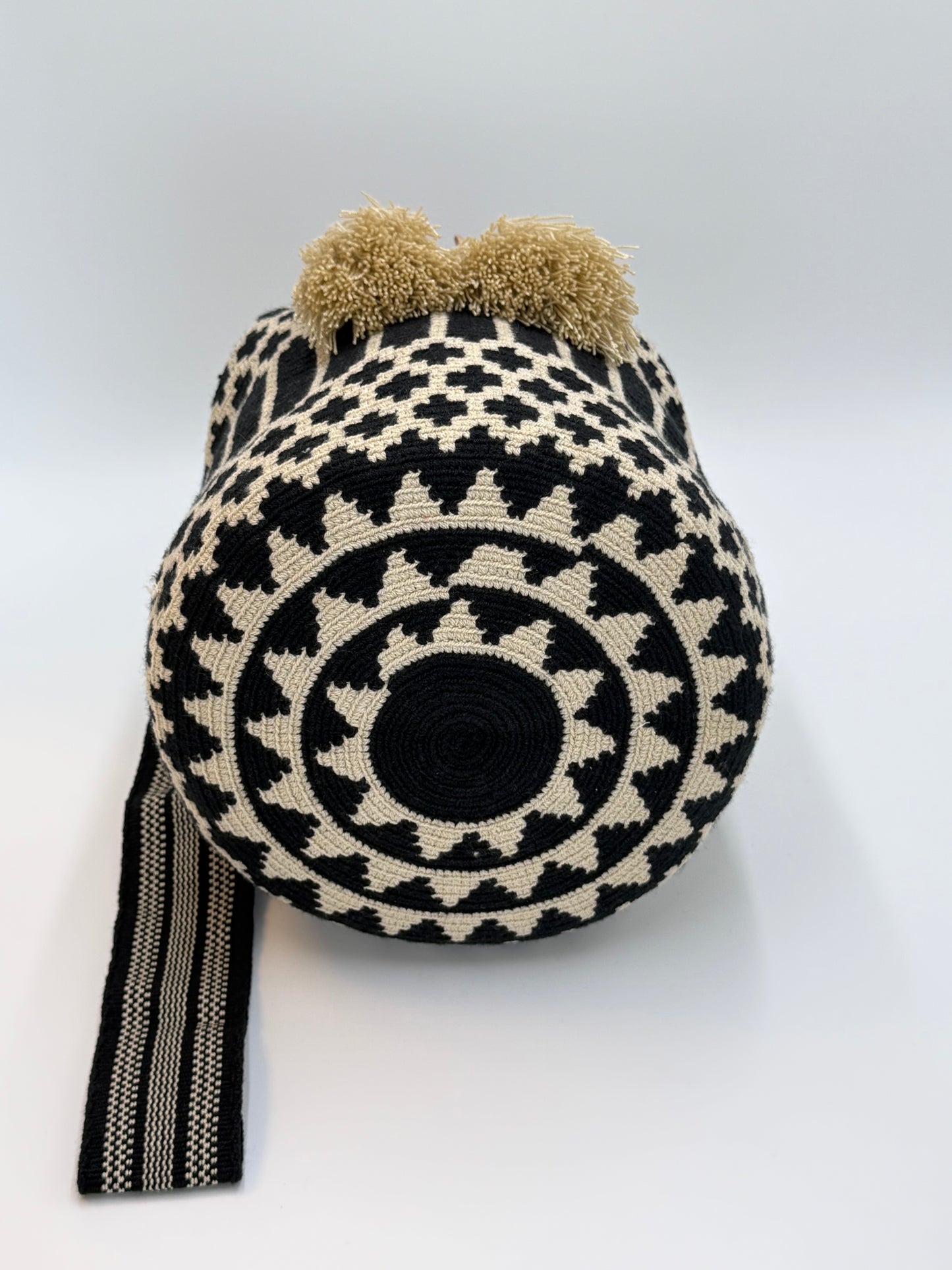 Onderkant van handgemaakte large Wayuu tas Gloria met geometrisch patroon in zwart en crème
