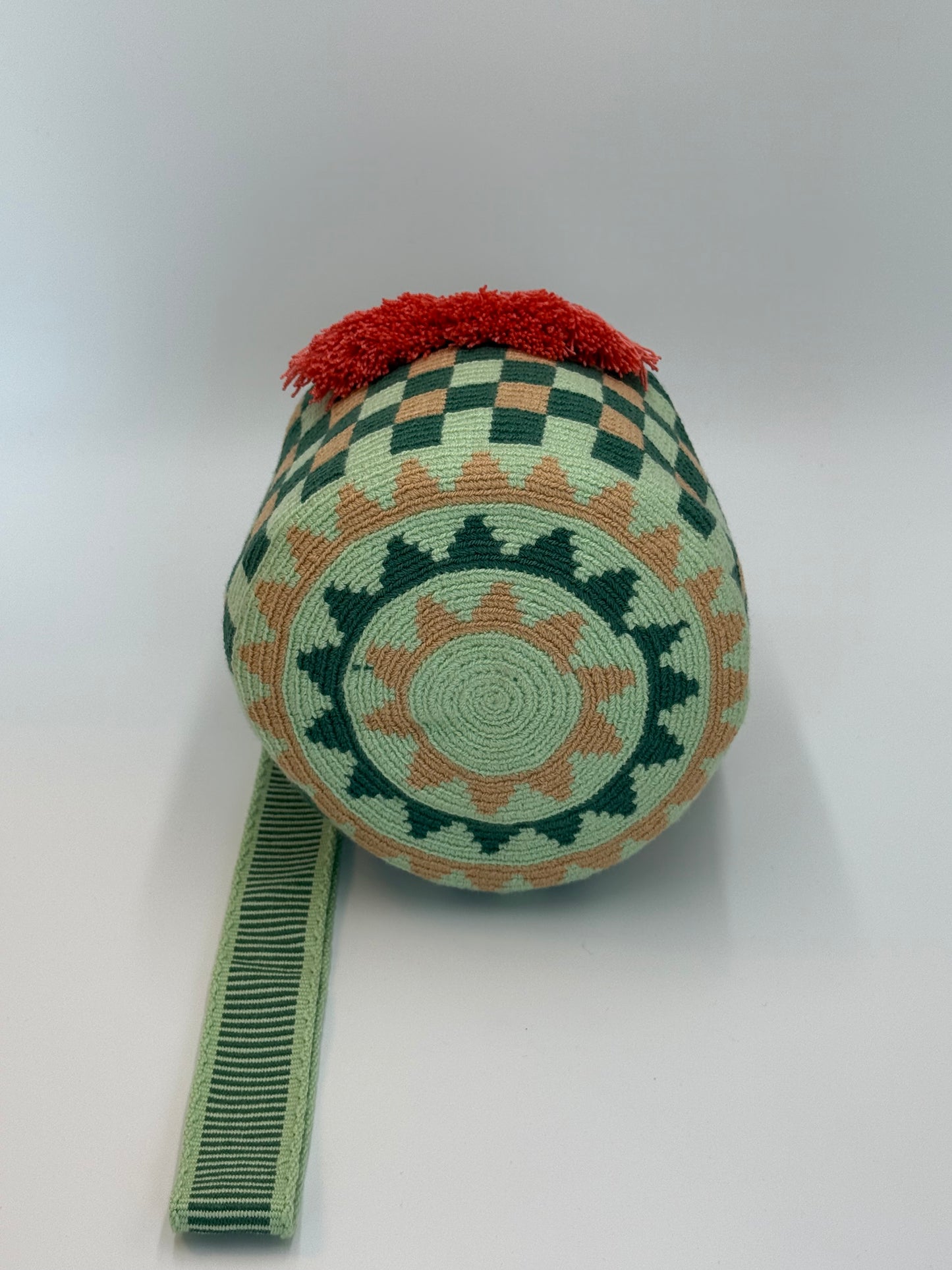 Bodem van Julieta medium Wayuu tas handgemaakt in Colombia met groen patroon van LolaGrace