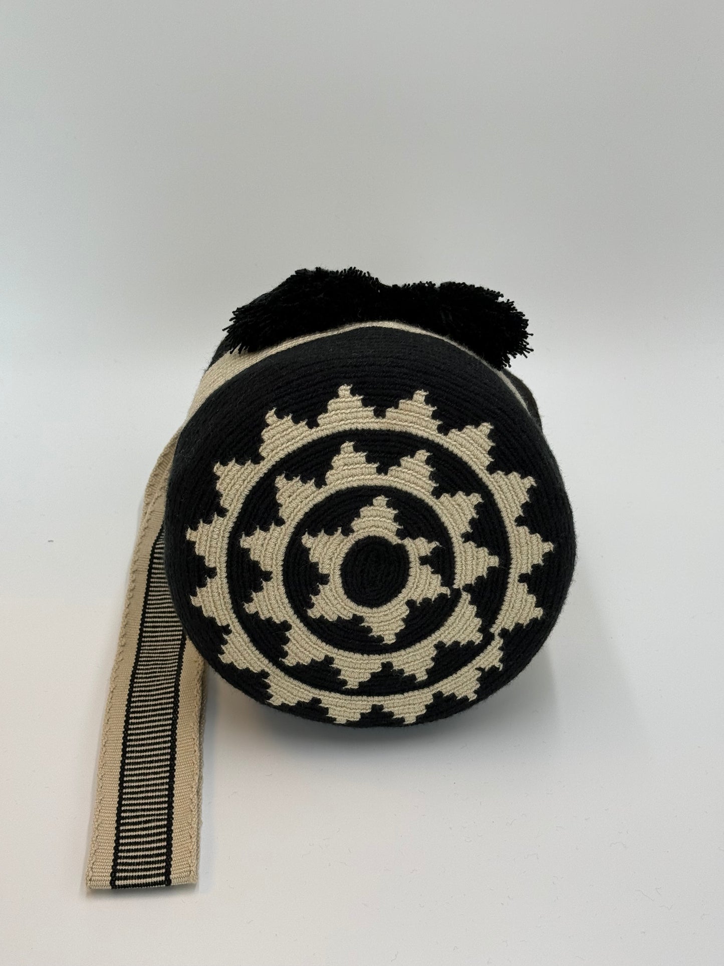 Onderkant van handgemaakte Luna Medium Wayuu tas van LolaGrace met zwart-crème cirkelpatroon en traditioneel geweven design uit Colombia.