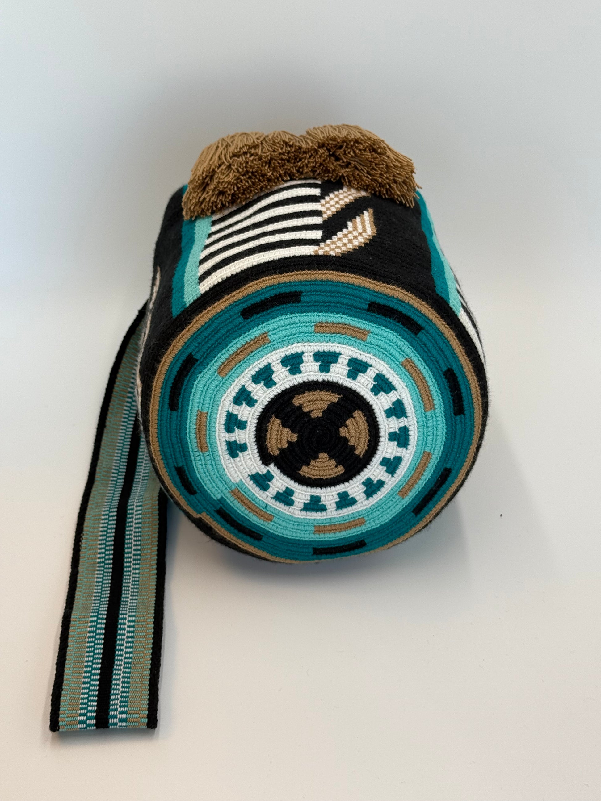 Onderkant van Luz Adriana large Wayuu mochila tas van LolaGrace handgemaakt in Colombia met rond geometrisch patroon in turquoise, zwart, wit en beige