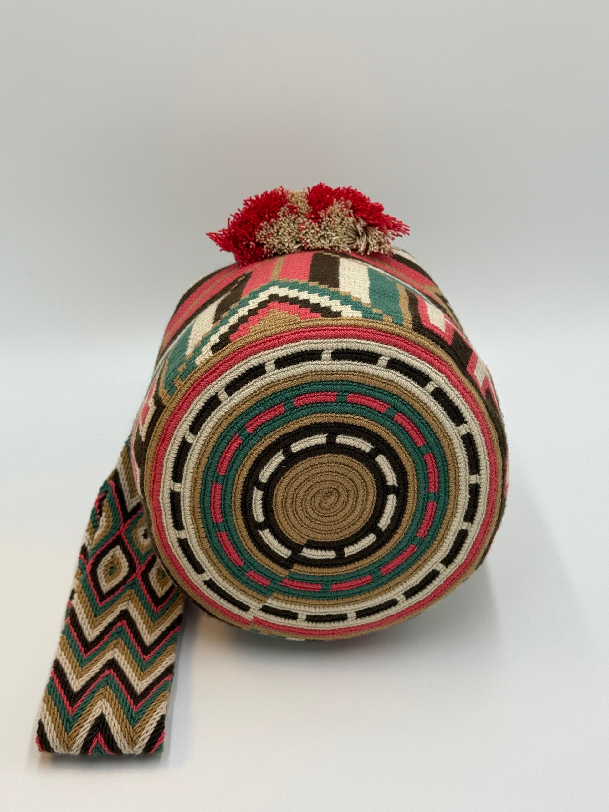 Onderkant van handgemaakte Wayuu tas Luz Elena Large van LolaGrace met traditioneel rond Wayuu weefpatroon in groen, crème, zwart en roze.